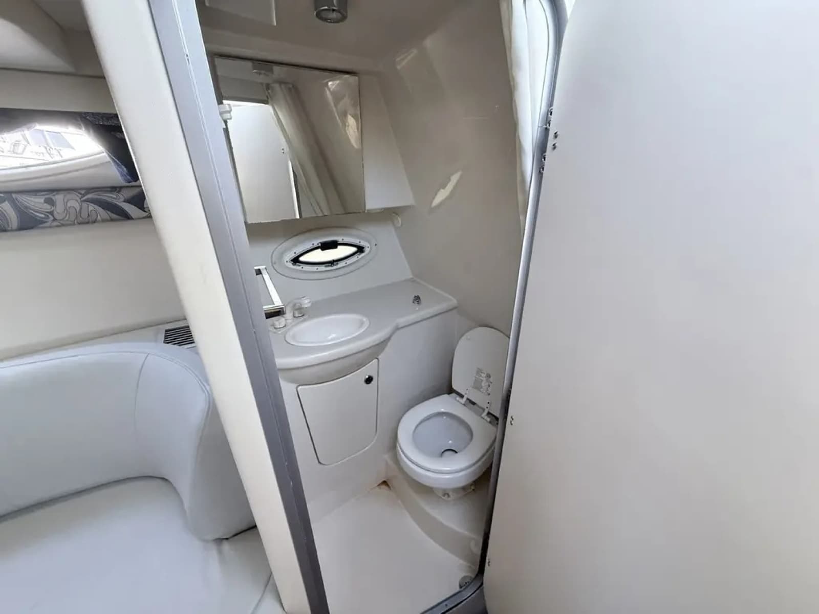 2011 Bayliner 315 SB - Photo 22