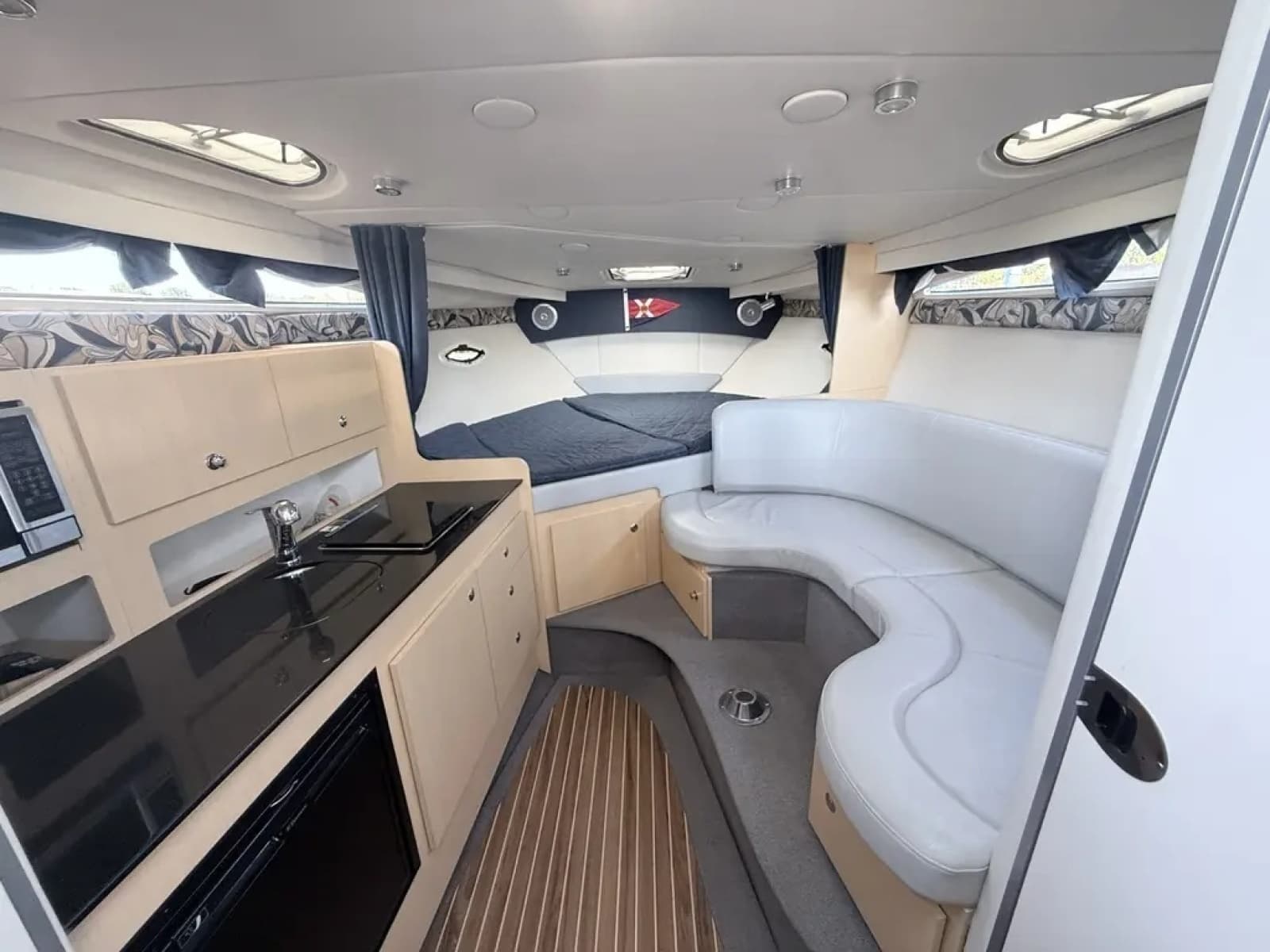 2011 Bayliner 315 SB - Photo 19