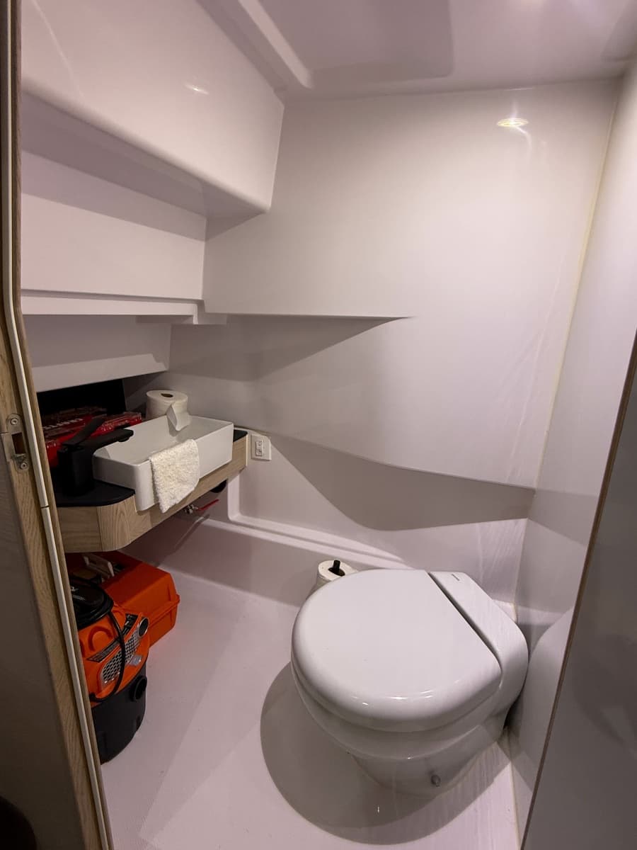 2024 Axopar 45 XC Cross Cabin Aft Cabin - Photo 31