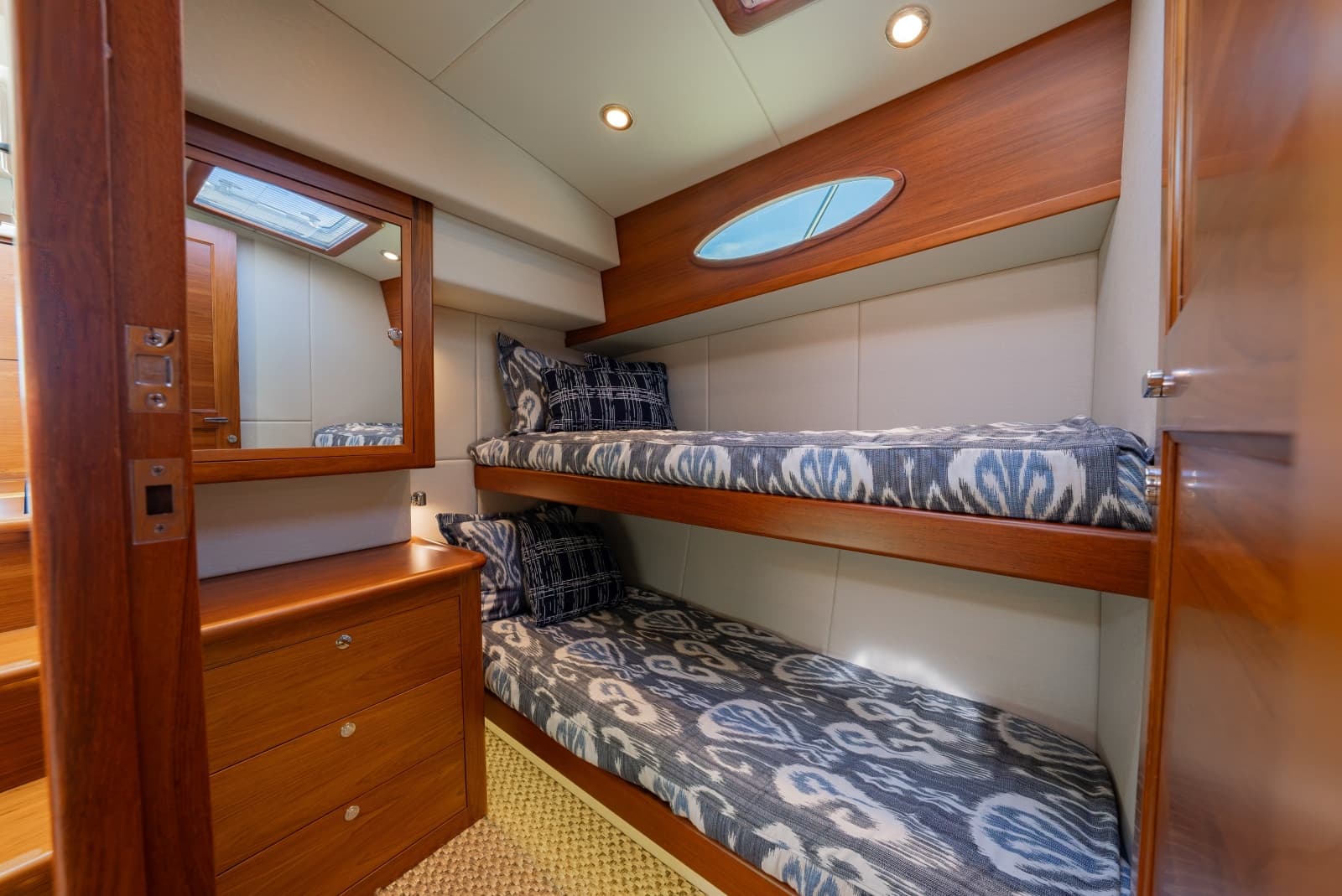 2019 Palm Beach Motor Yachts 55 Sedan - Photo 15