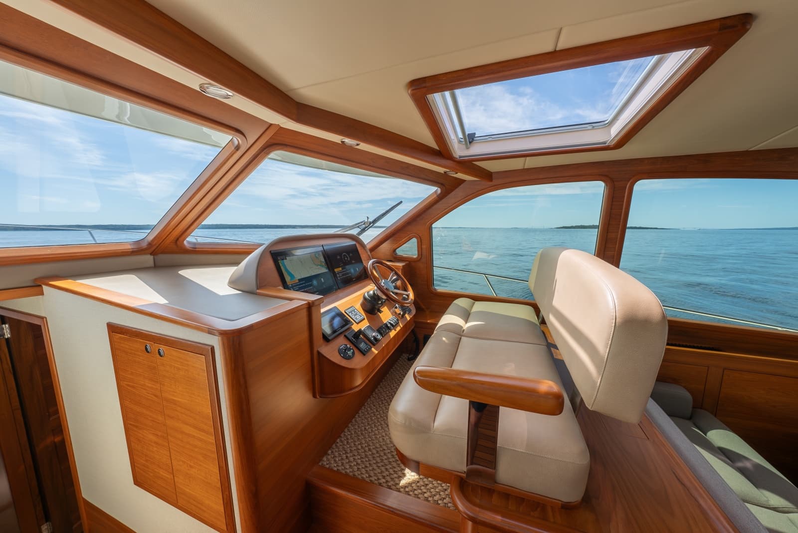 2019 Palm Beach Motor Yachts 55 Sedan - Photo 11