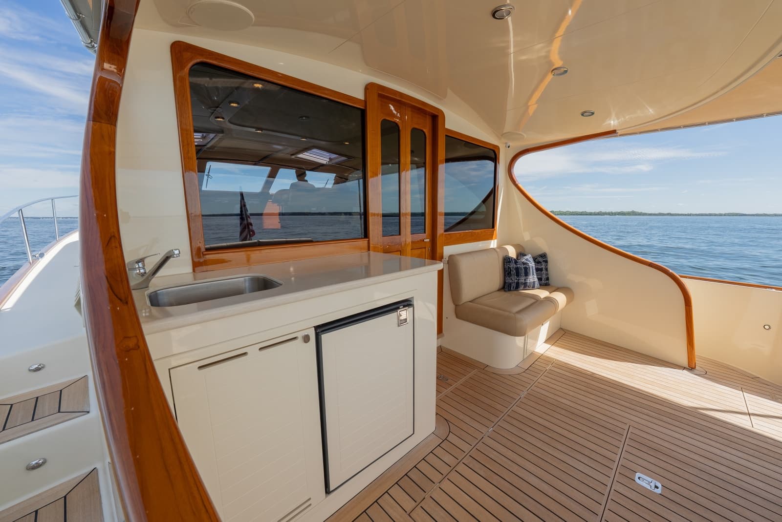 2019 Palm Beach Motor Yachts 55 Sedan - Photo 21
