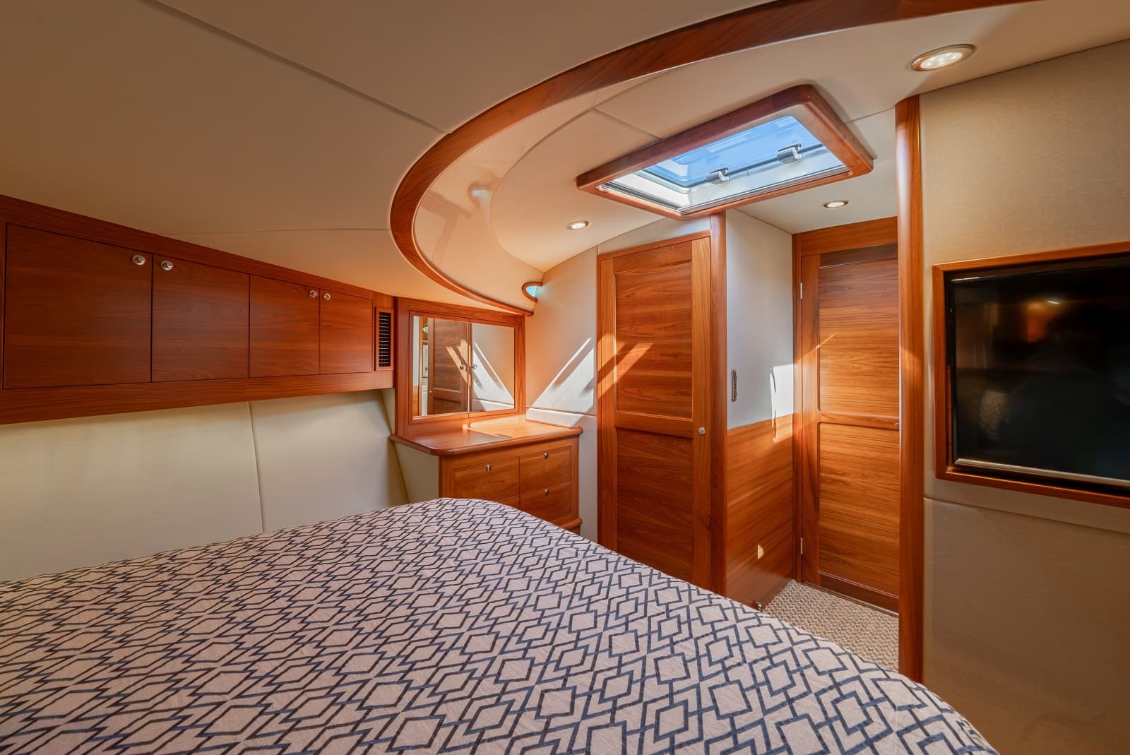 2019 Palm Beach Motor Yachts 55 Sedan - Photo 19