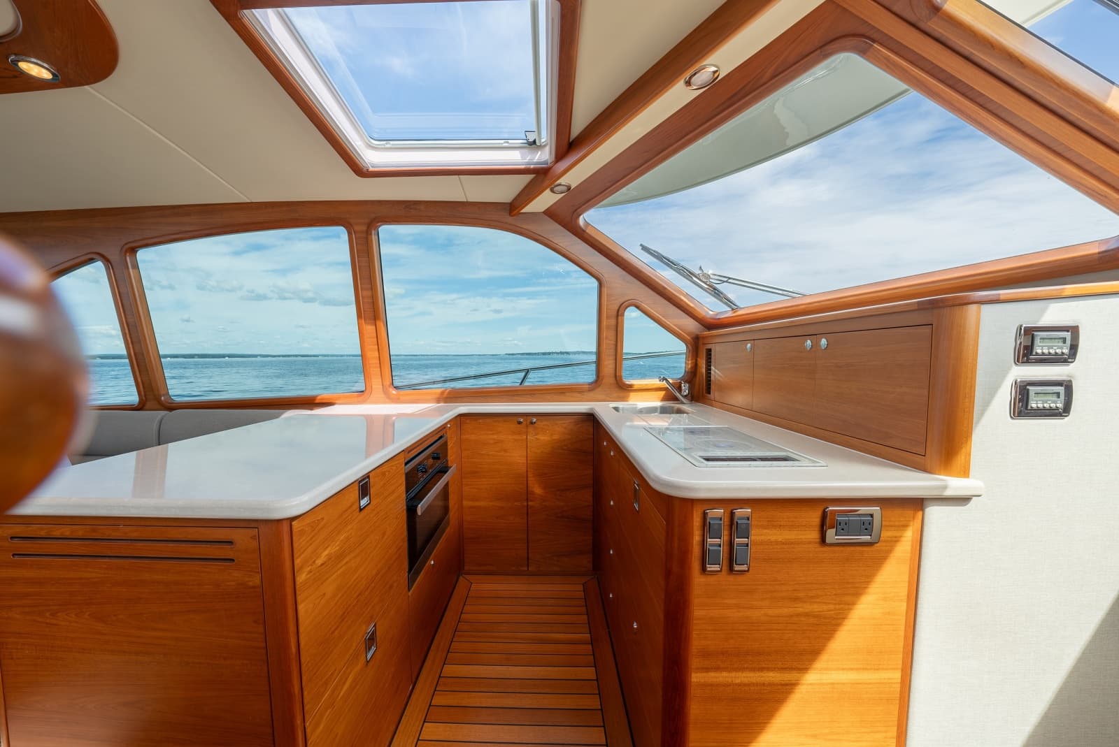 2019 Palm Beach Motor Yachts 55 Sedan - Photo 12