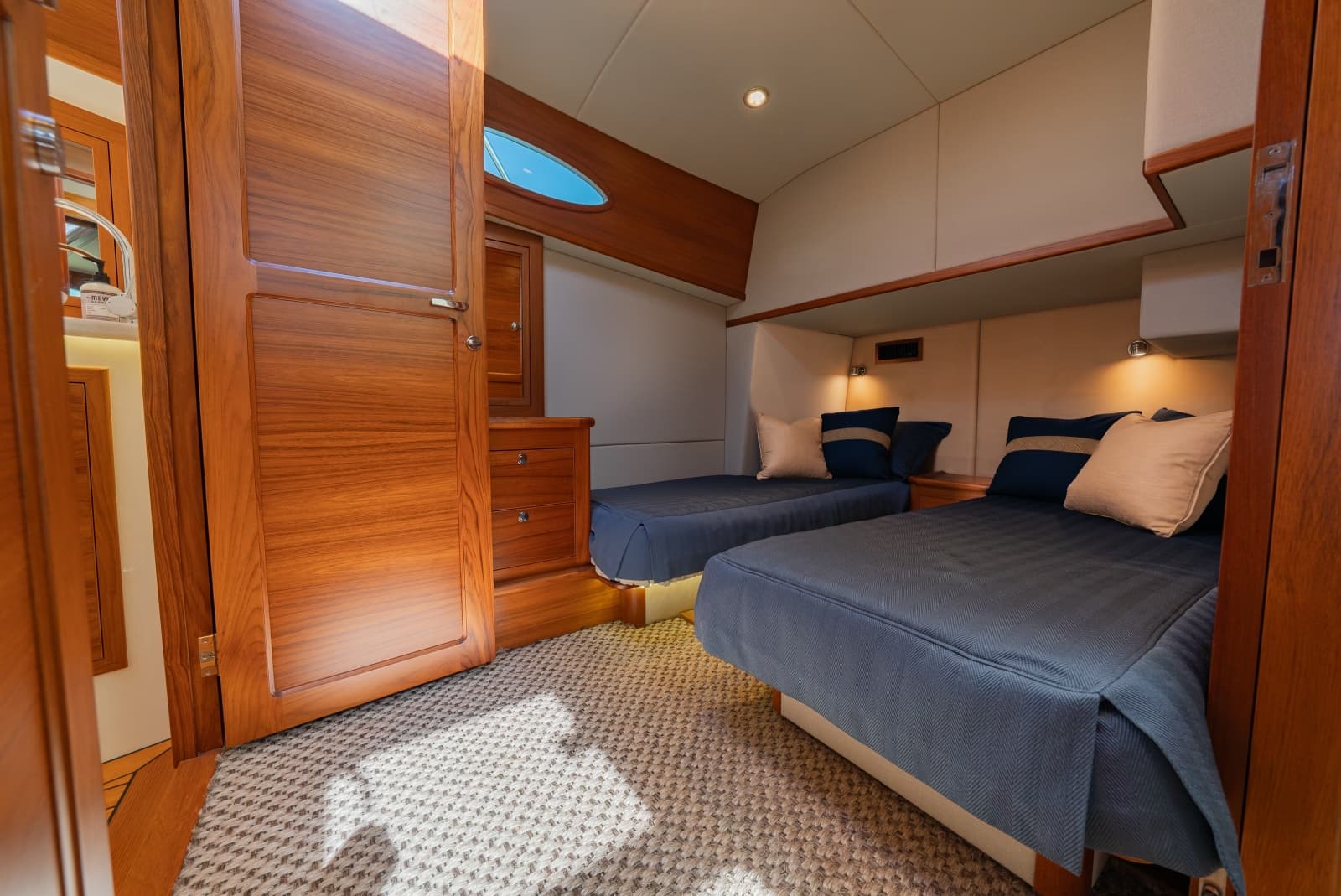 2019 Palm Beach Motor Yachts 55 Sedan - Photo 13