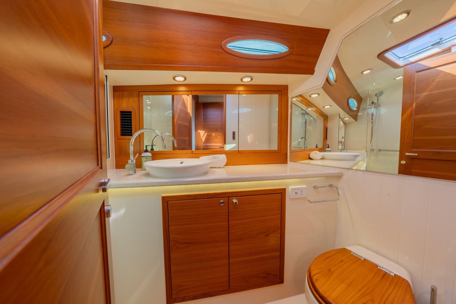 2019 Palm Beach Motor Yachts 55 Sedan - Photo 17