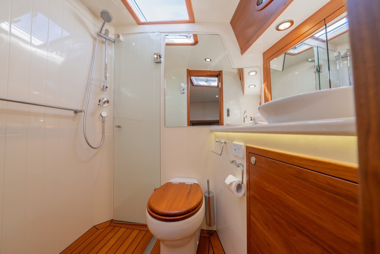 2019 Palm Beach Motor Yachts 55 Sedan - Photo 14