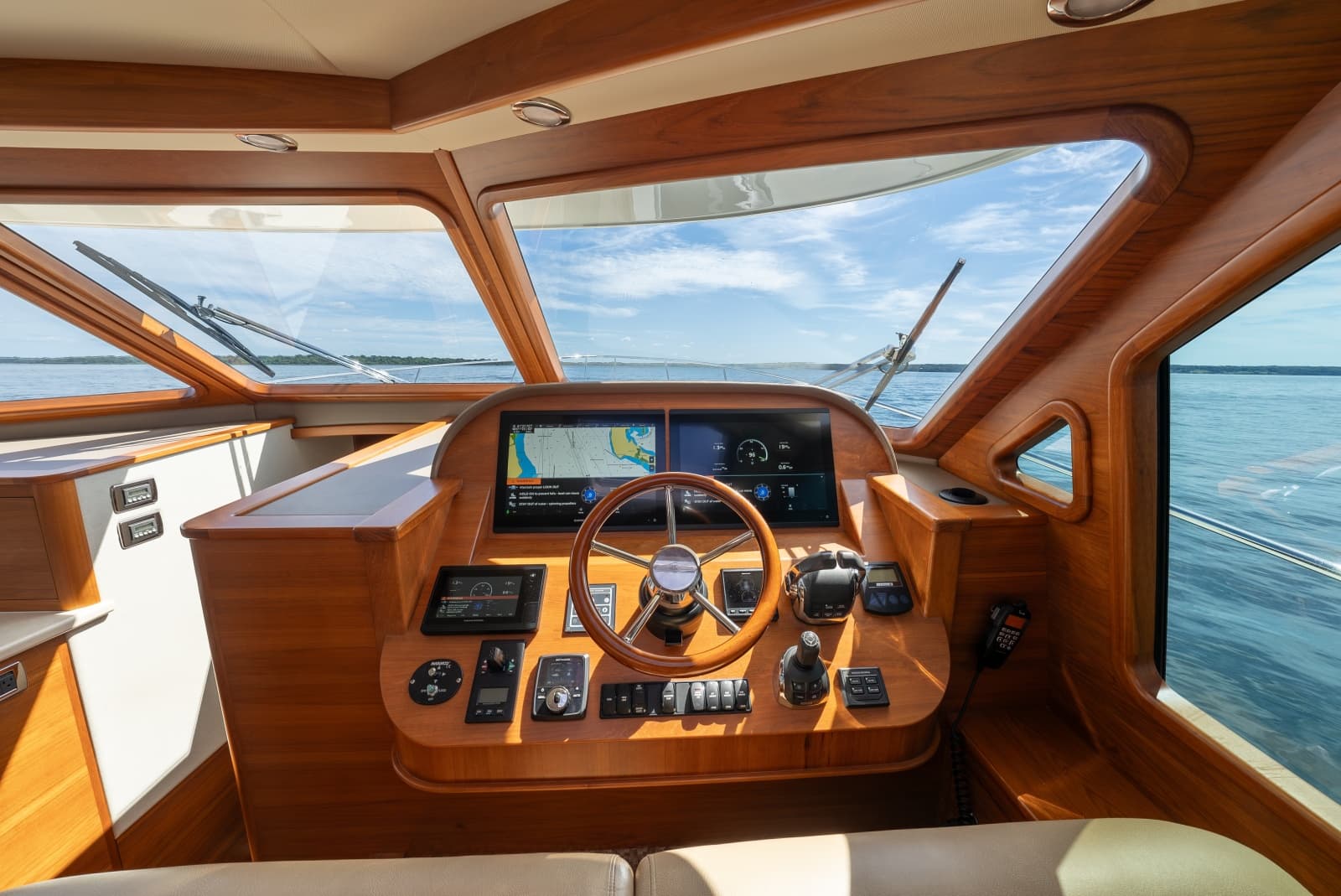 2019 Palm Beach Motor Yachts 55 Sedan - Photo 9