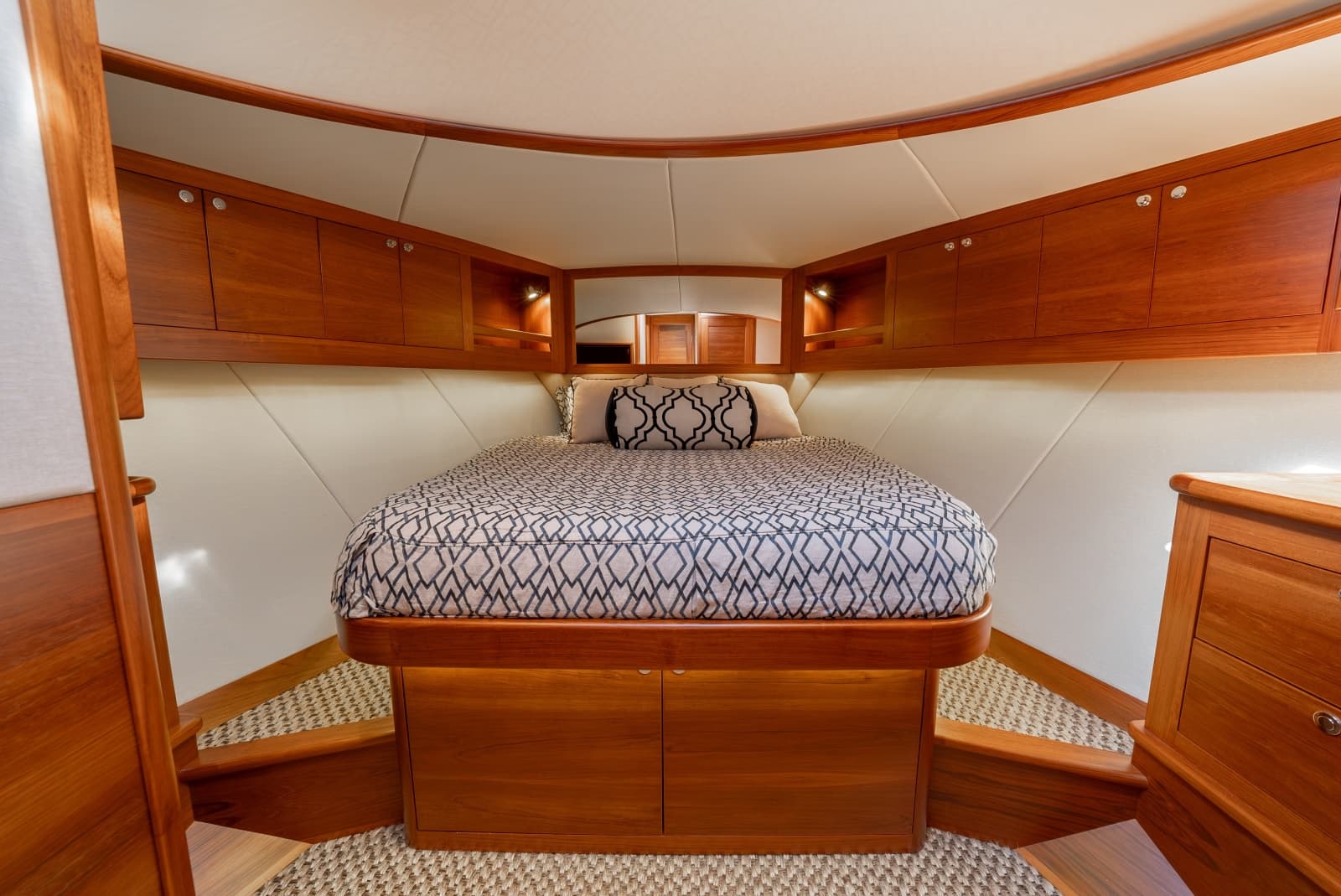 2019 Palm Beach Motor Yachts 55 Sedan - Photo 16