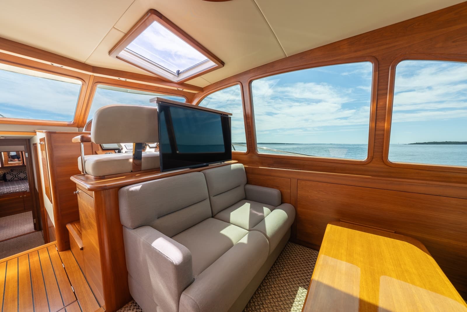2019 Palm Beach Motor Yachts 55 Sedan - Photo 7