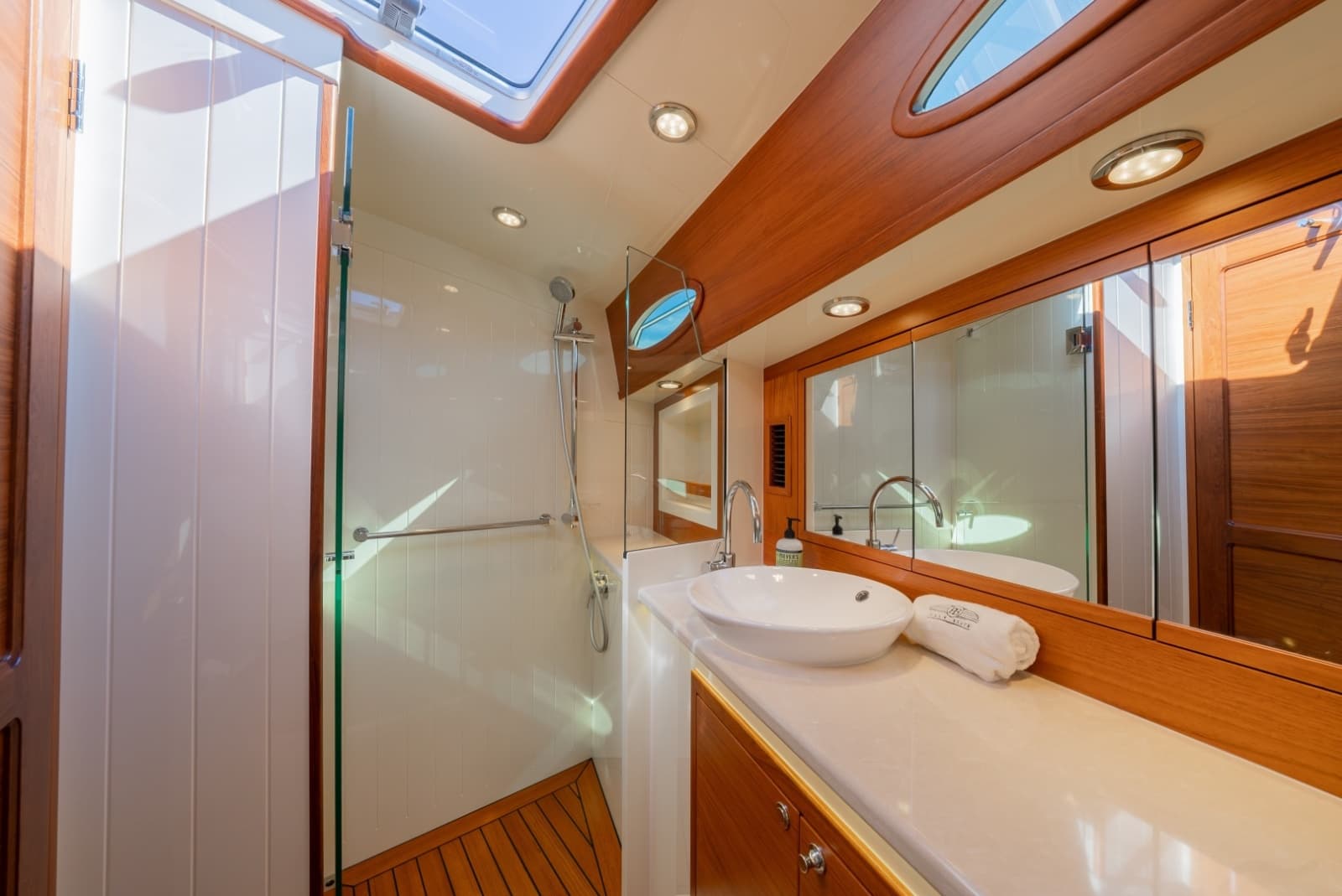 2019 Palm Beach Motor Yachts 55 Sedan - Photo 18