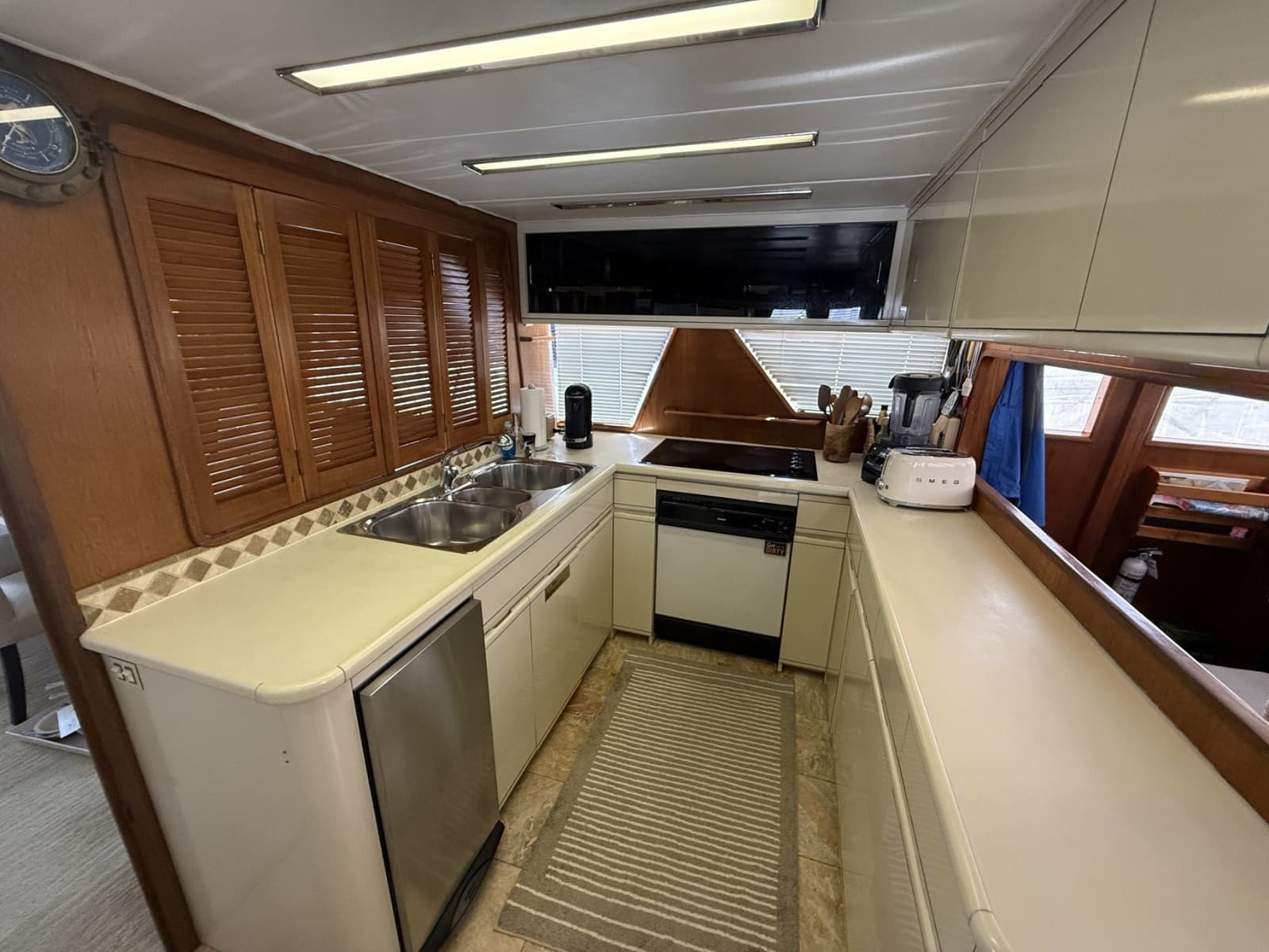 1988 Viking Pilothouse Motor Yacht - Photo 9