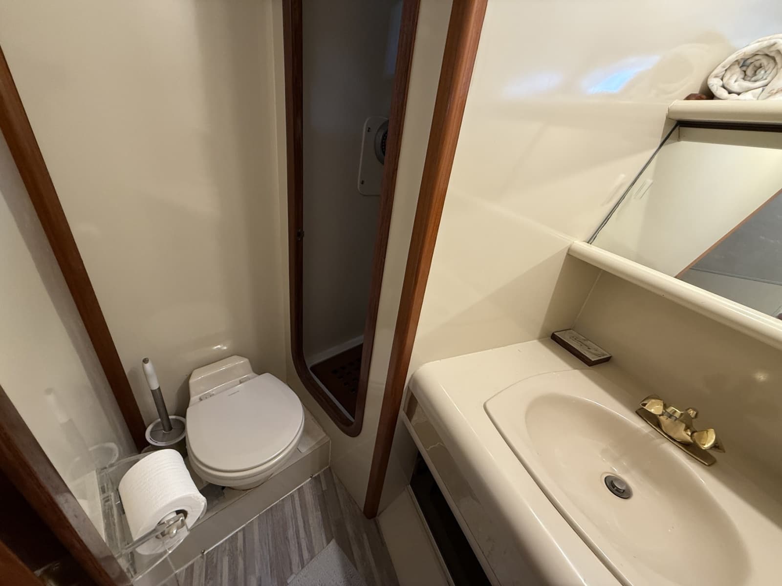 1988 Viking Pilothouse Motor Yacht - Photo 20