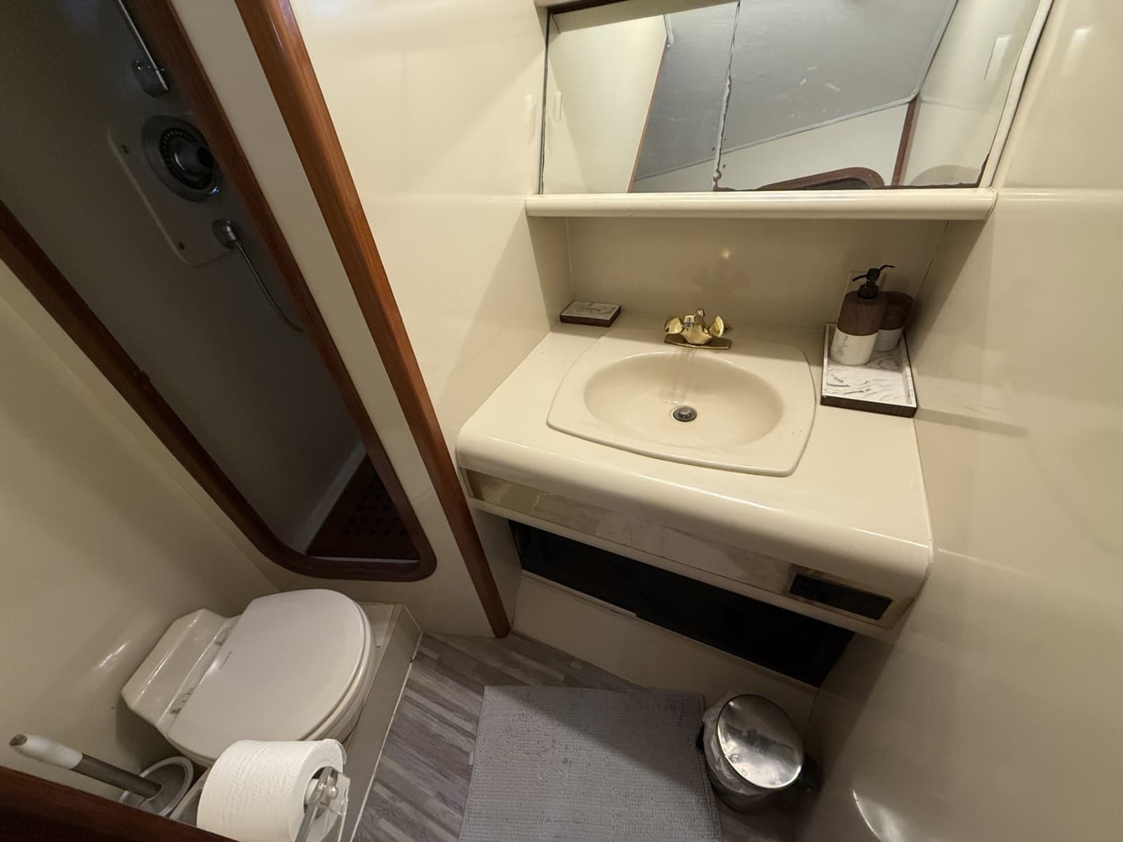 1988 Viking Pilothouse Motor Yacht - Photo 18