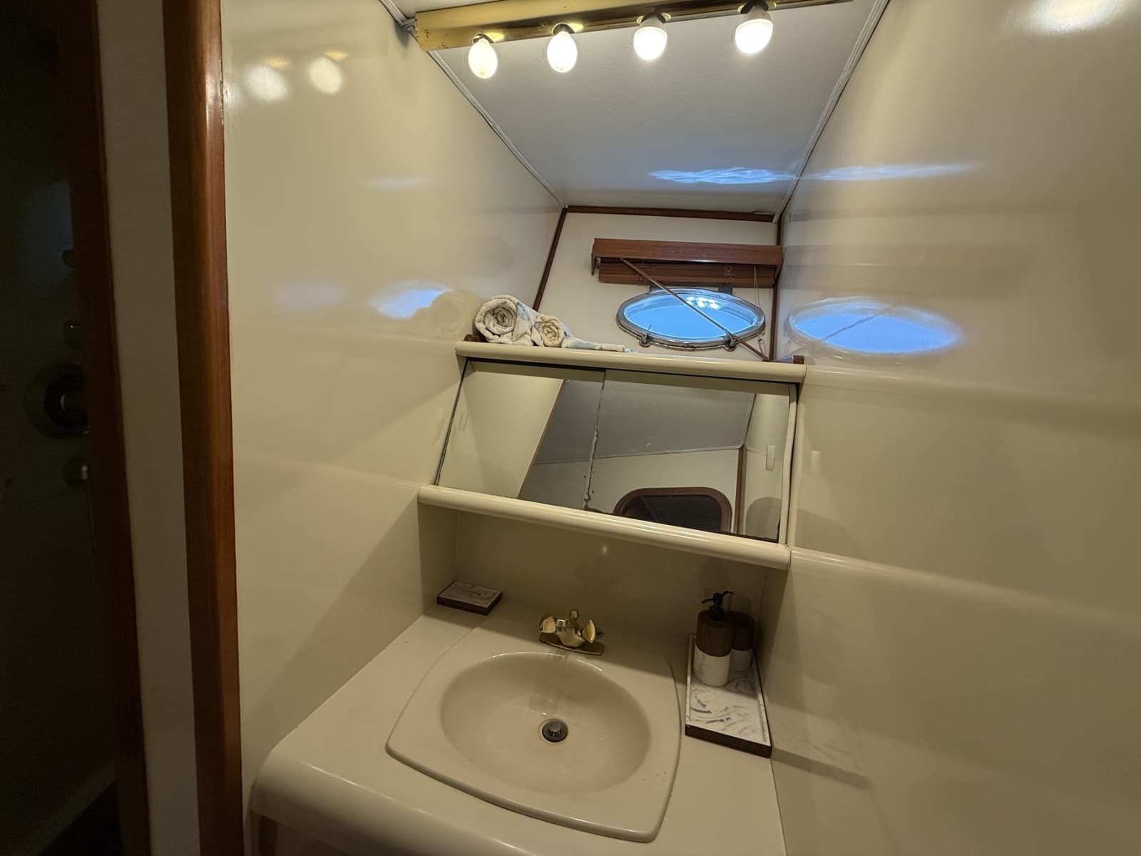 1988 Viking Pilothouse Motor Yacht - Photo 19
