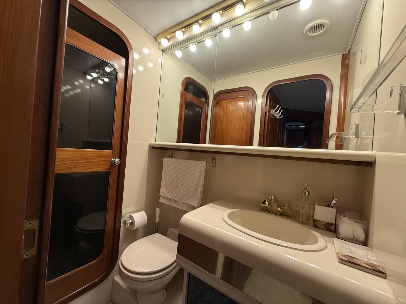 1988 Viking Pilothouse Motor Yacht - Photo 25
