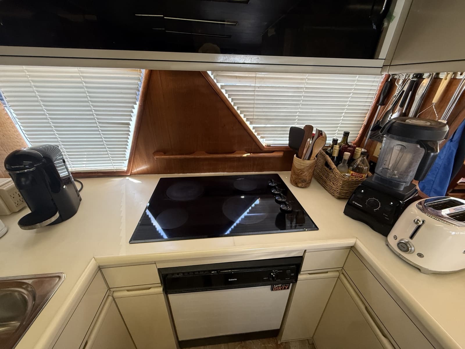 1988 Viking Pilothouse Motor Yacht - Photo 12
