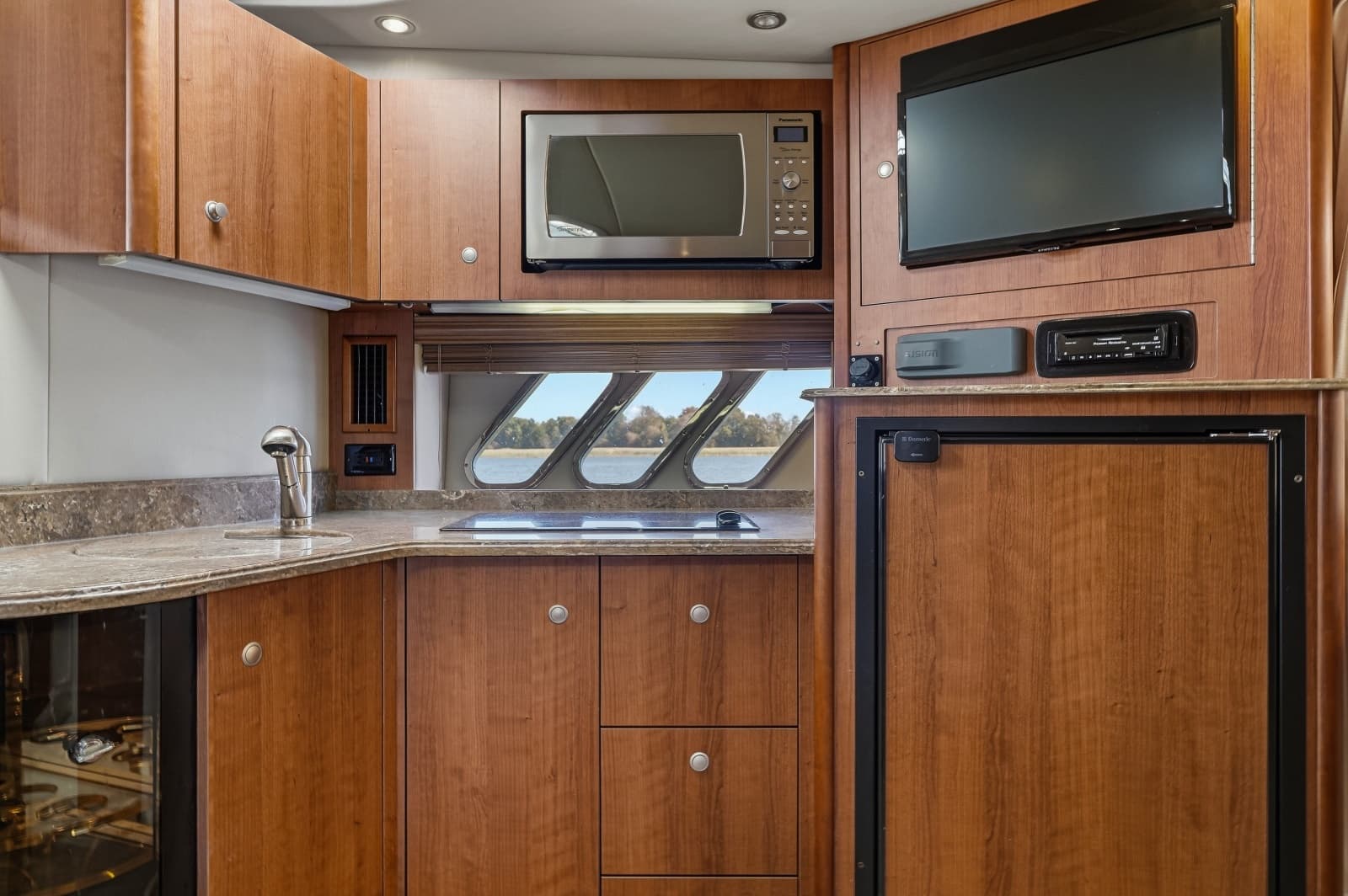 2010 Cruisers Yachts 360 Express - Photo 21