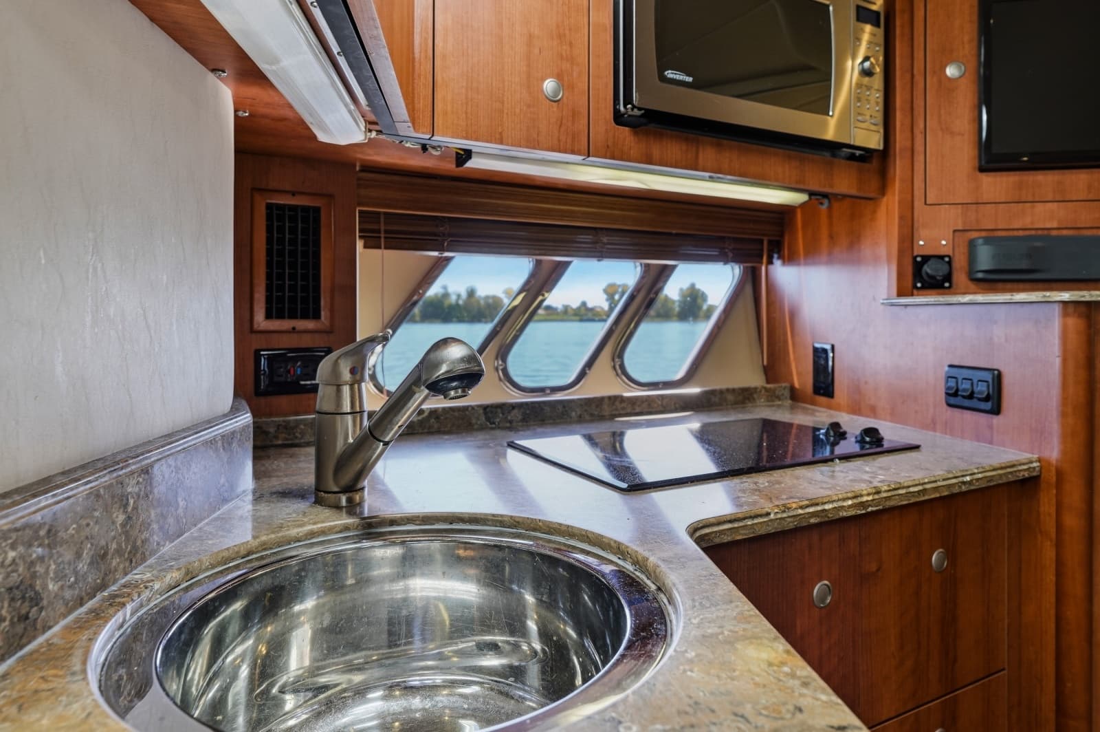 2010 Cruisers Yachts 360 Express - Photo 25