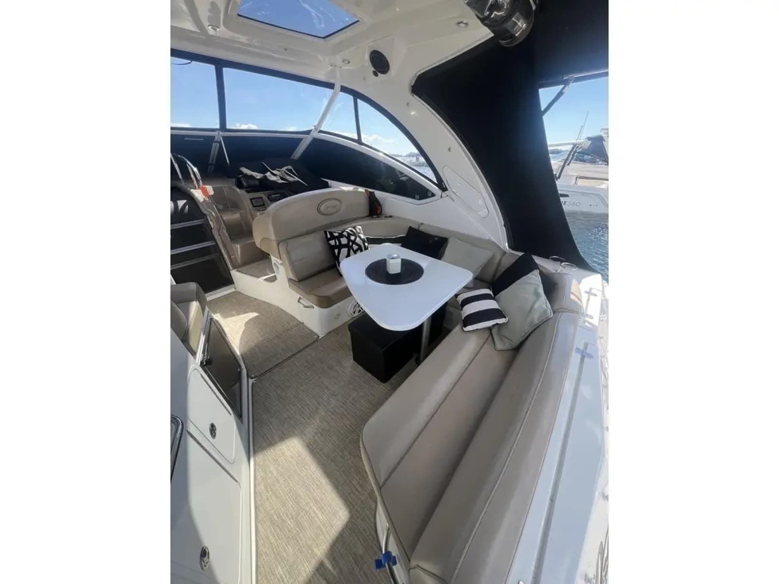 2010 Cruisers Yachts 360 Express - Photo 13