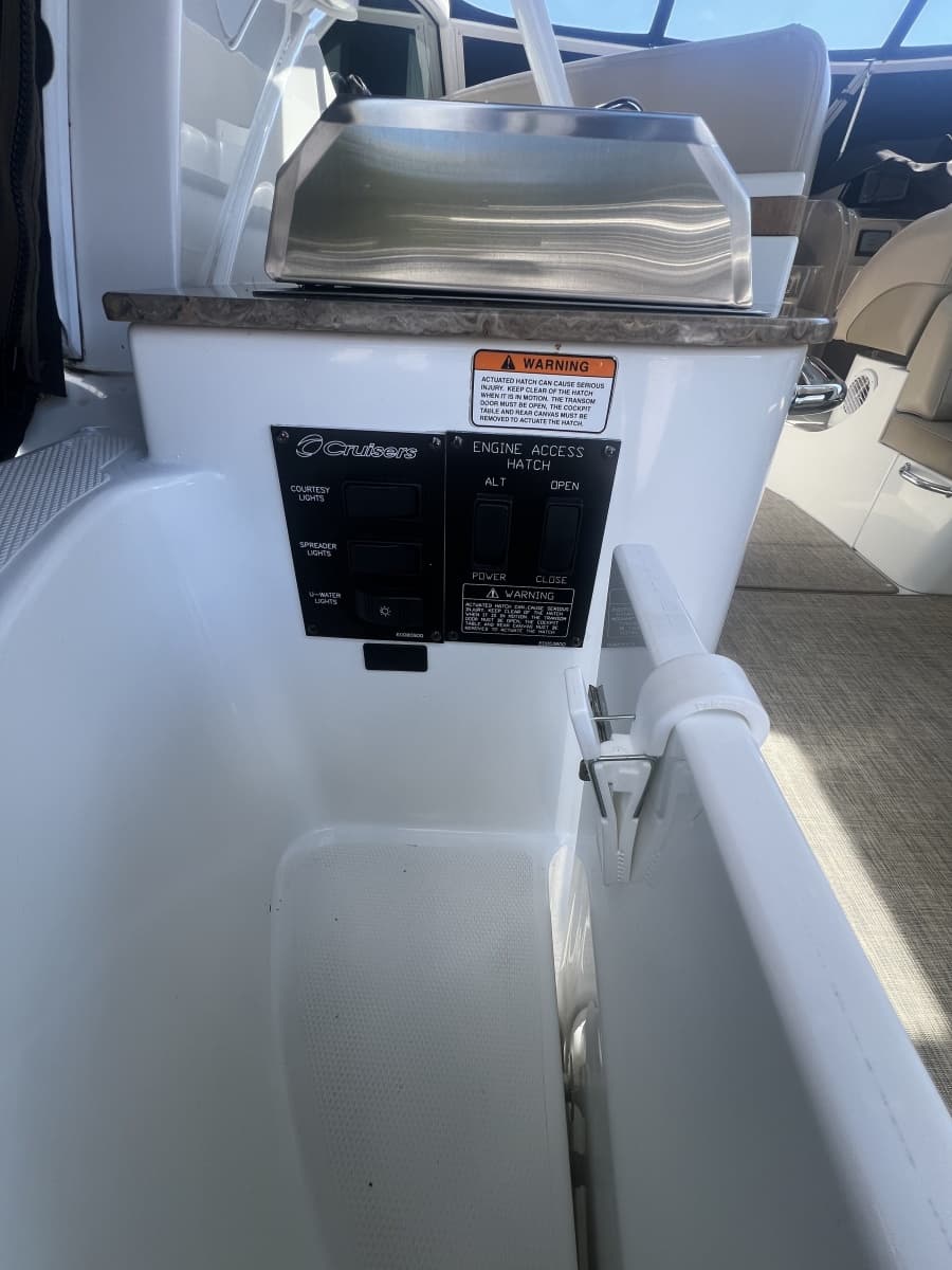 2010 Cruisers Yachts 360 Express - Photo 24