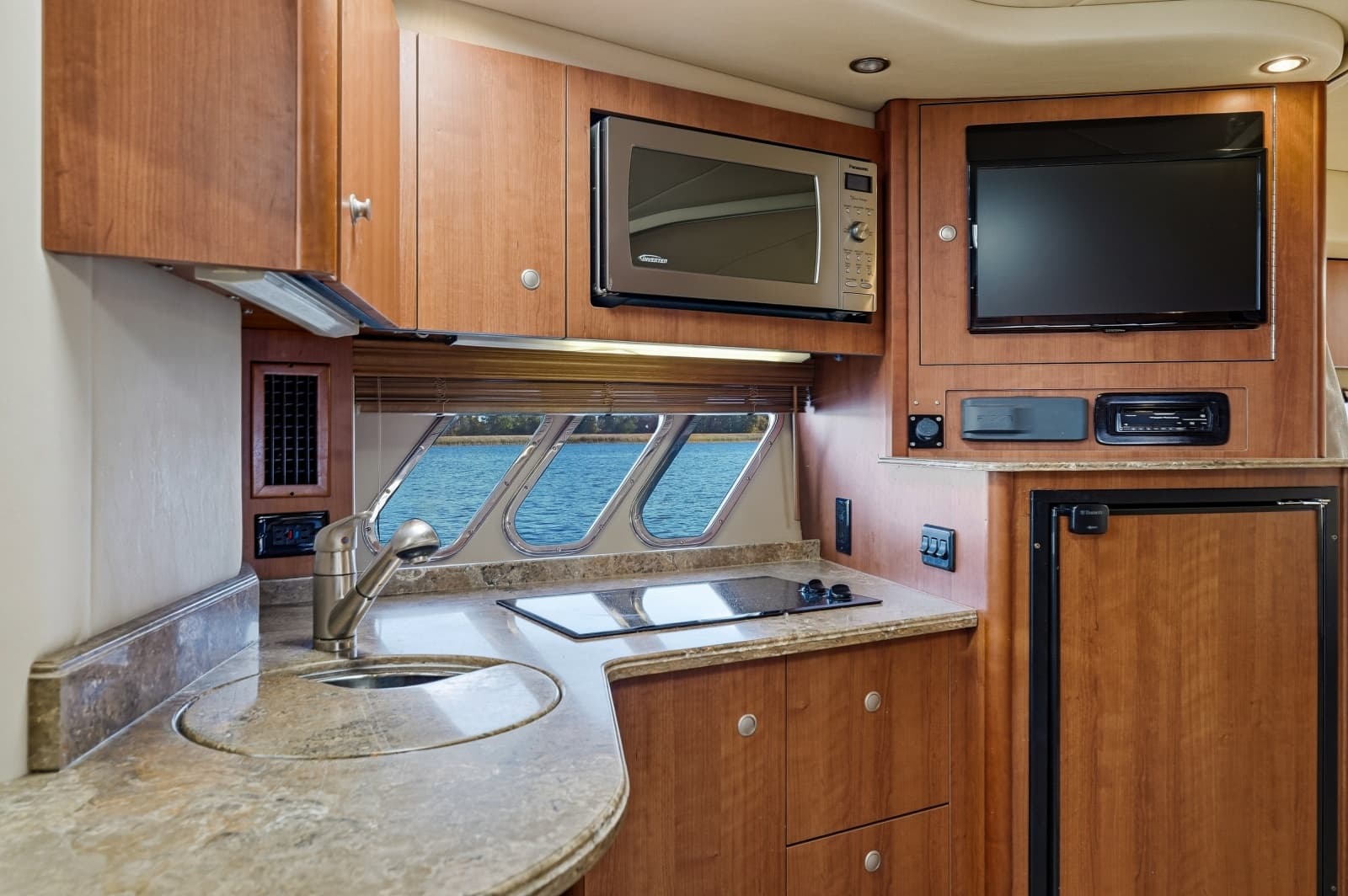 2010 Cruisers Yachts 360 Express - Photo 17