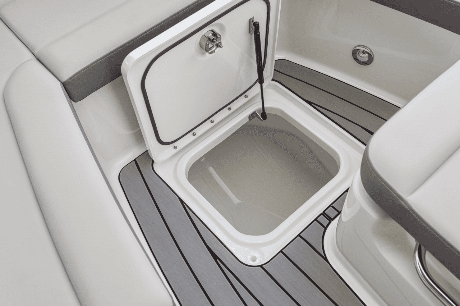 2025 Sea Ray SDX 270 Outboard - Photo 12