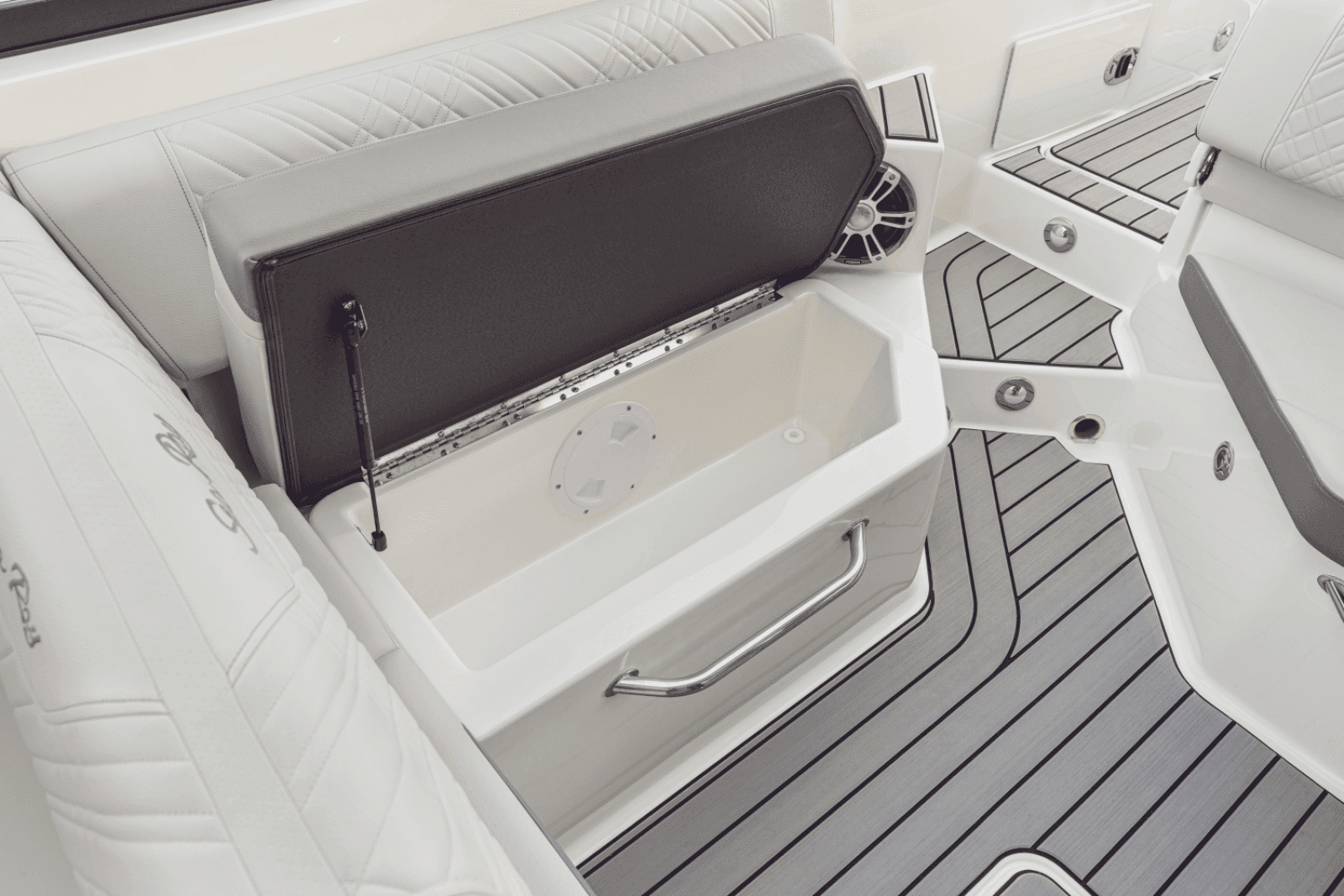 2025 Sea Ray SDX 270 Outboard - Photo 15