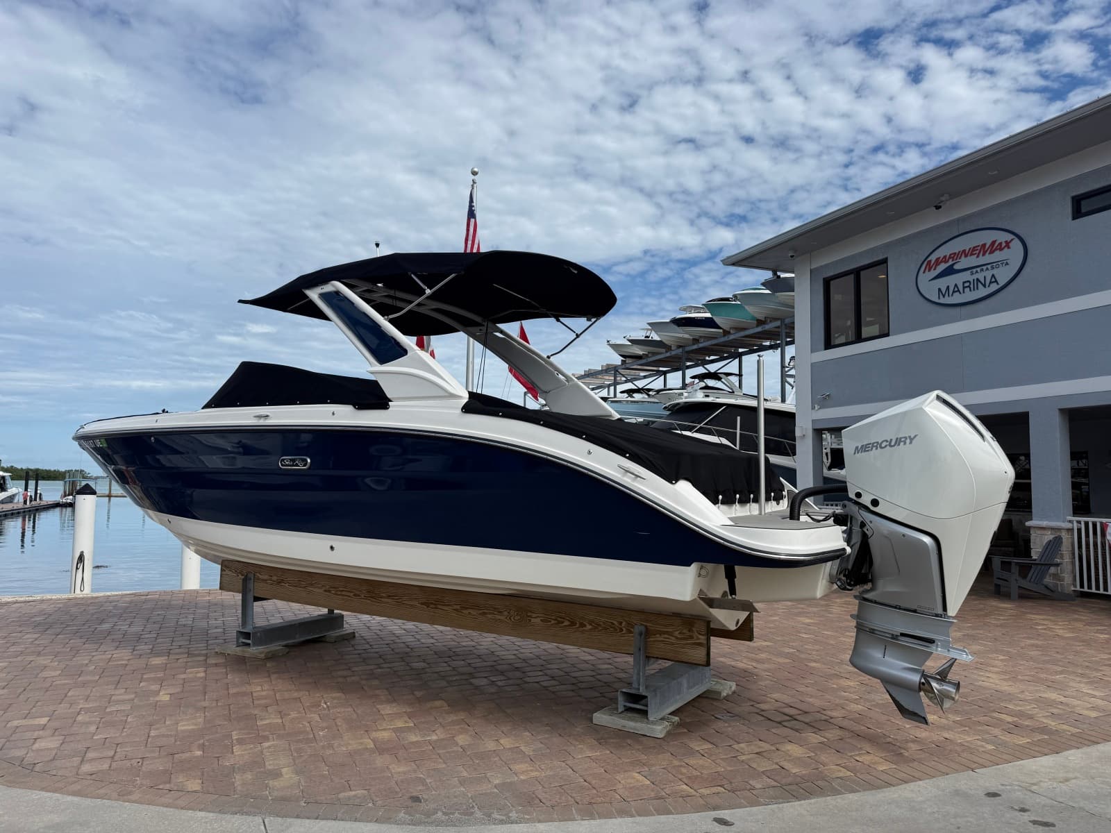 2025 Sea Ray SDX 270 Outboard - Photo 4