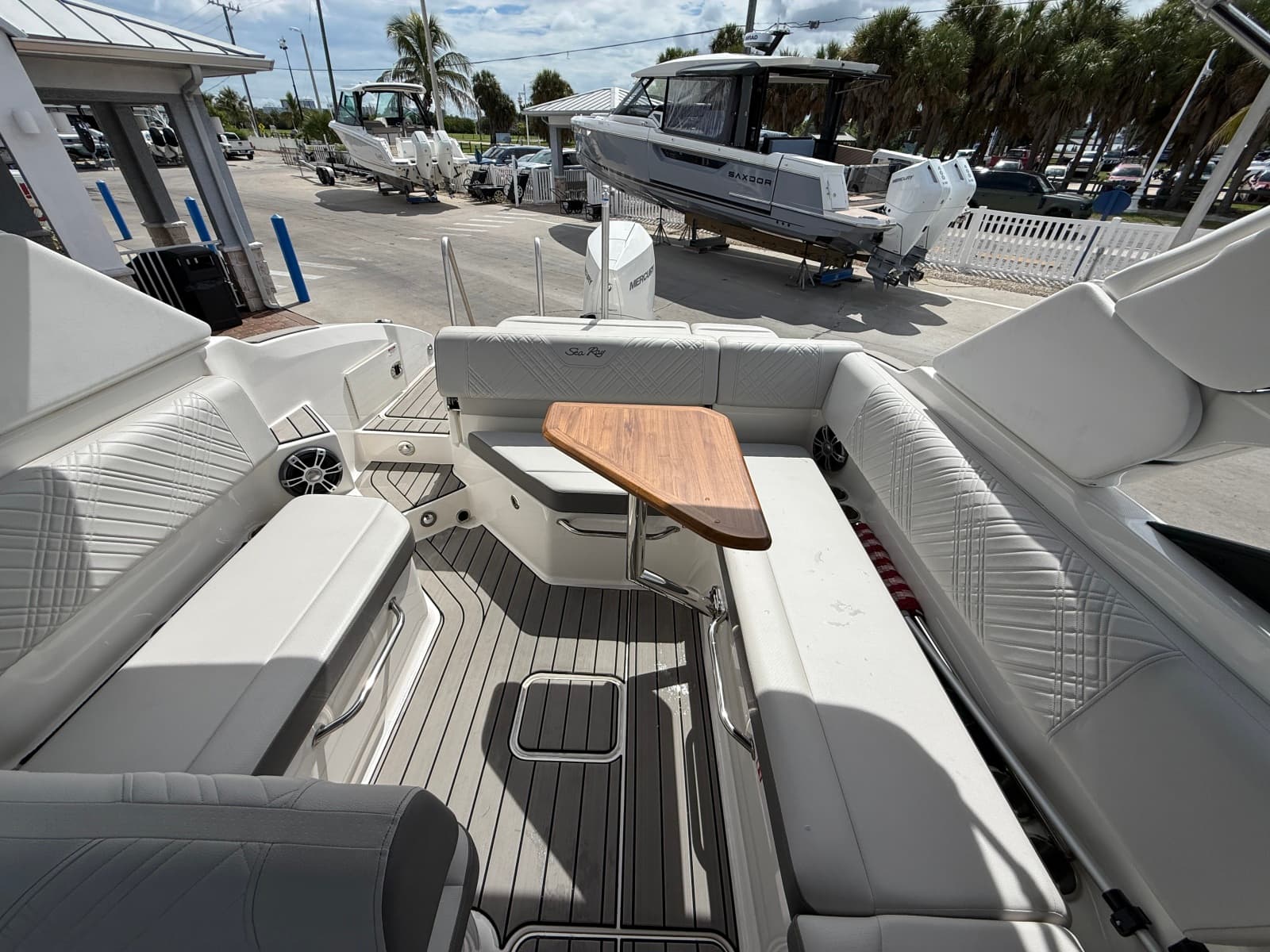 2025 Sea Ray SDX 270 Outboard - Photo 31