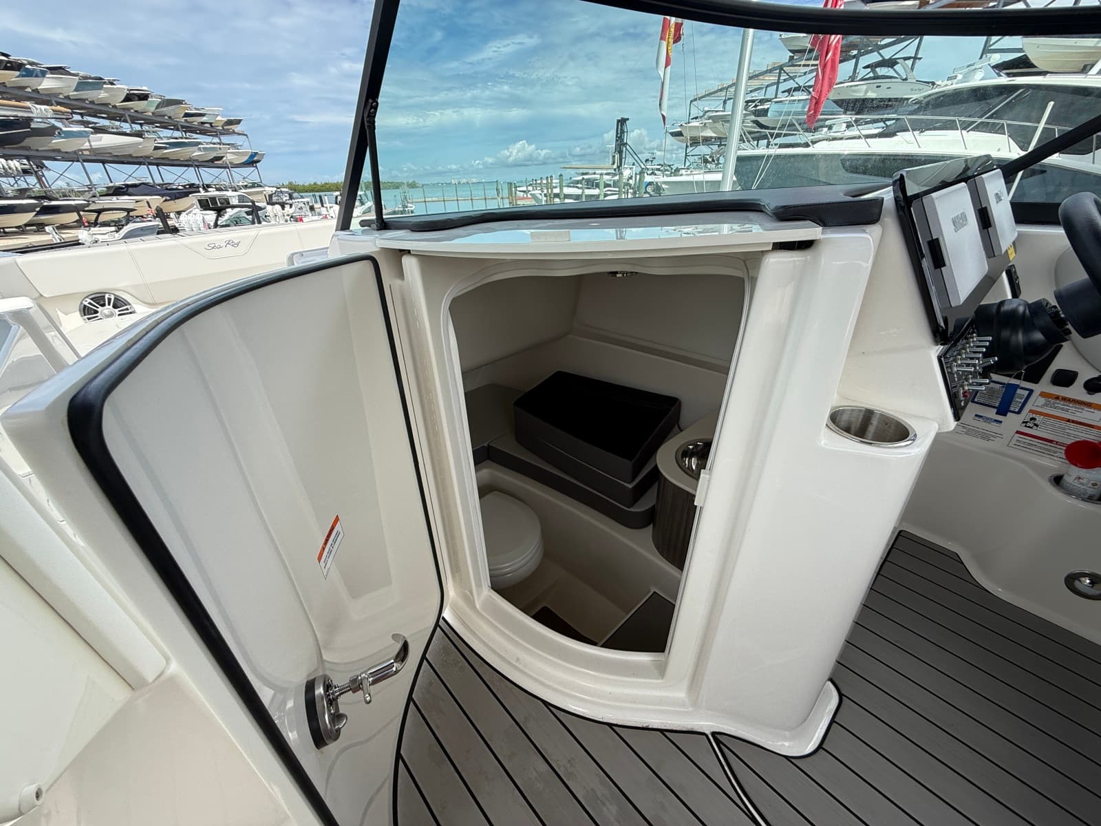 2025 Sea Ray SDX 270 Outboard - Photo 24