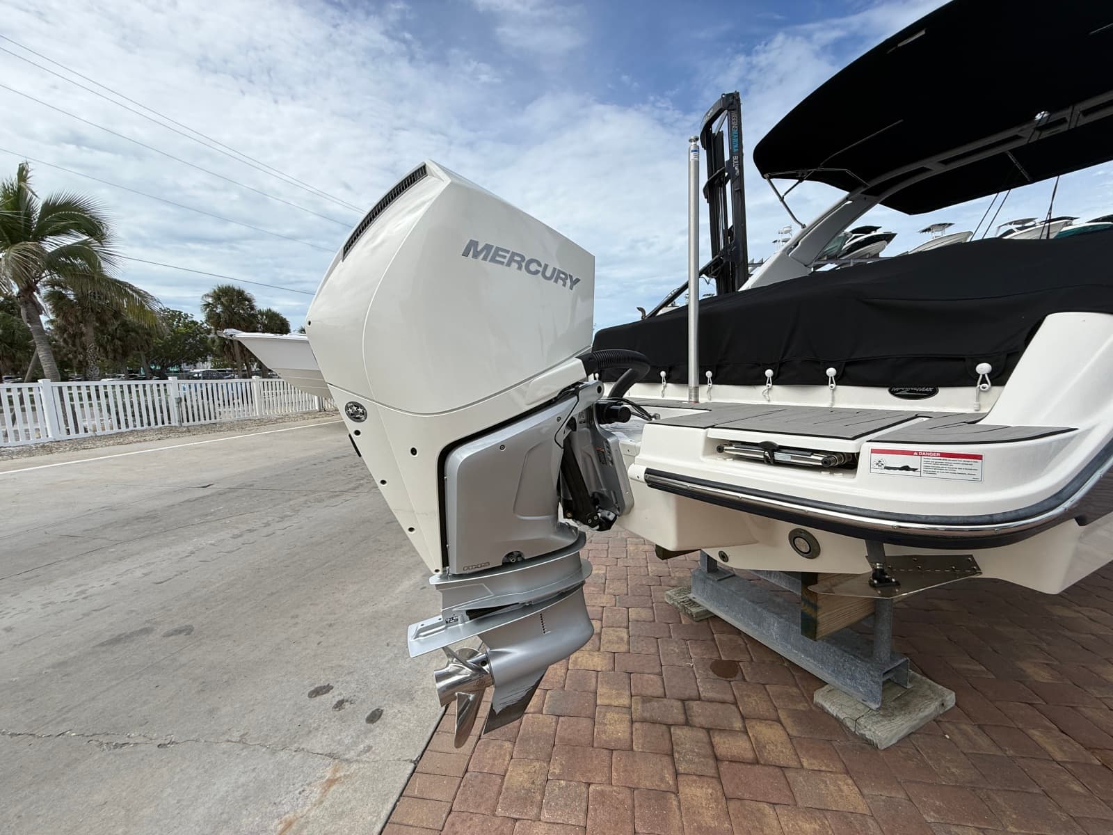 2025 Sea Ray SDX 270 Outboard - Photo 11