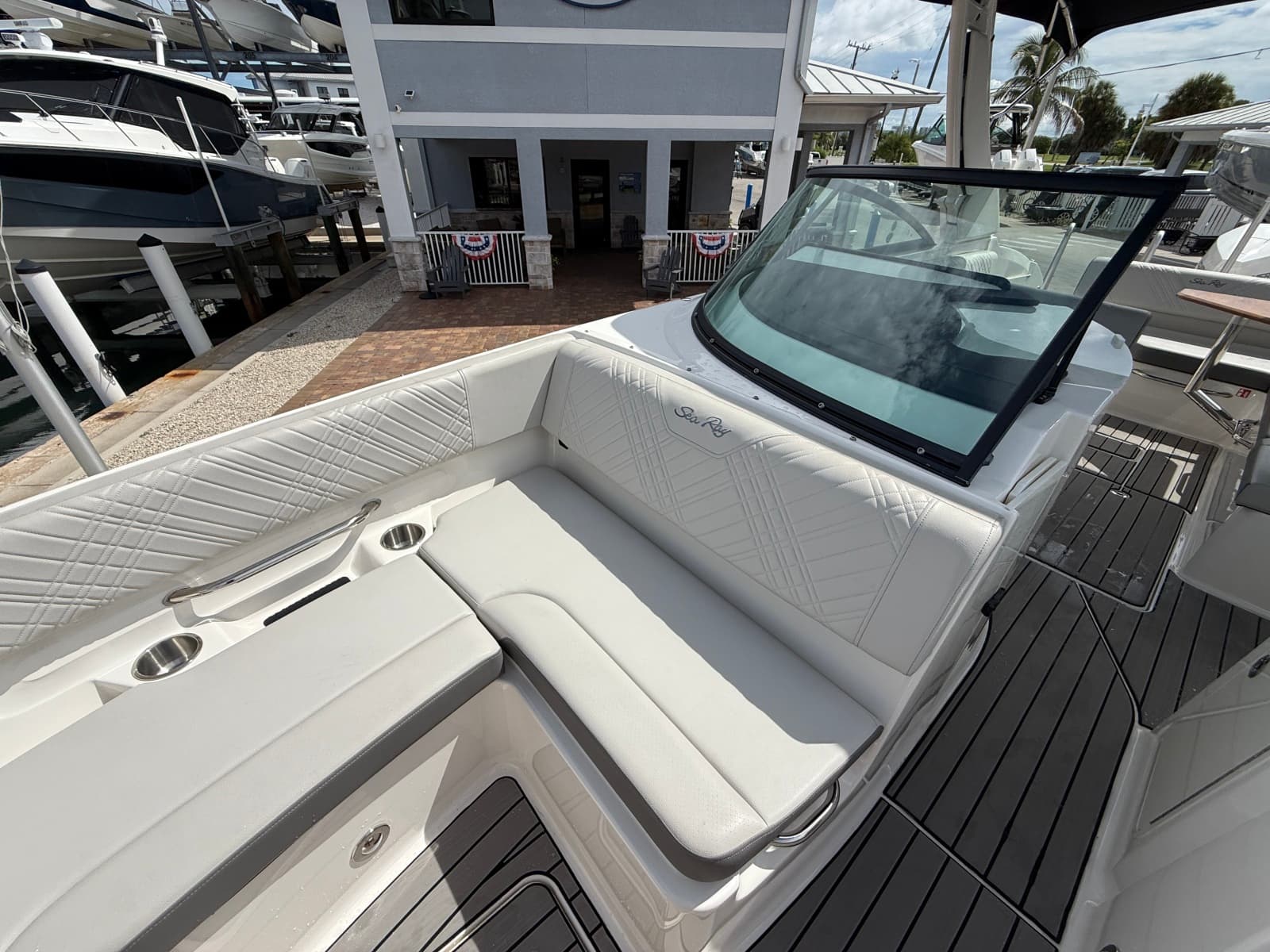 2025 Sea Ray SDX 270 Outboard - Photo 17