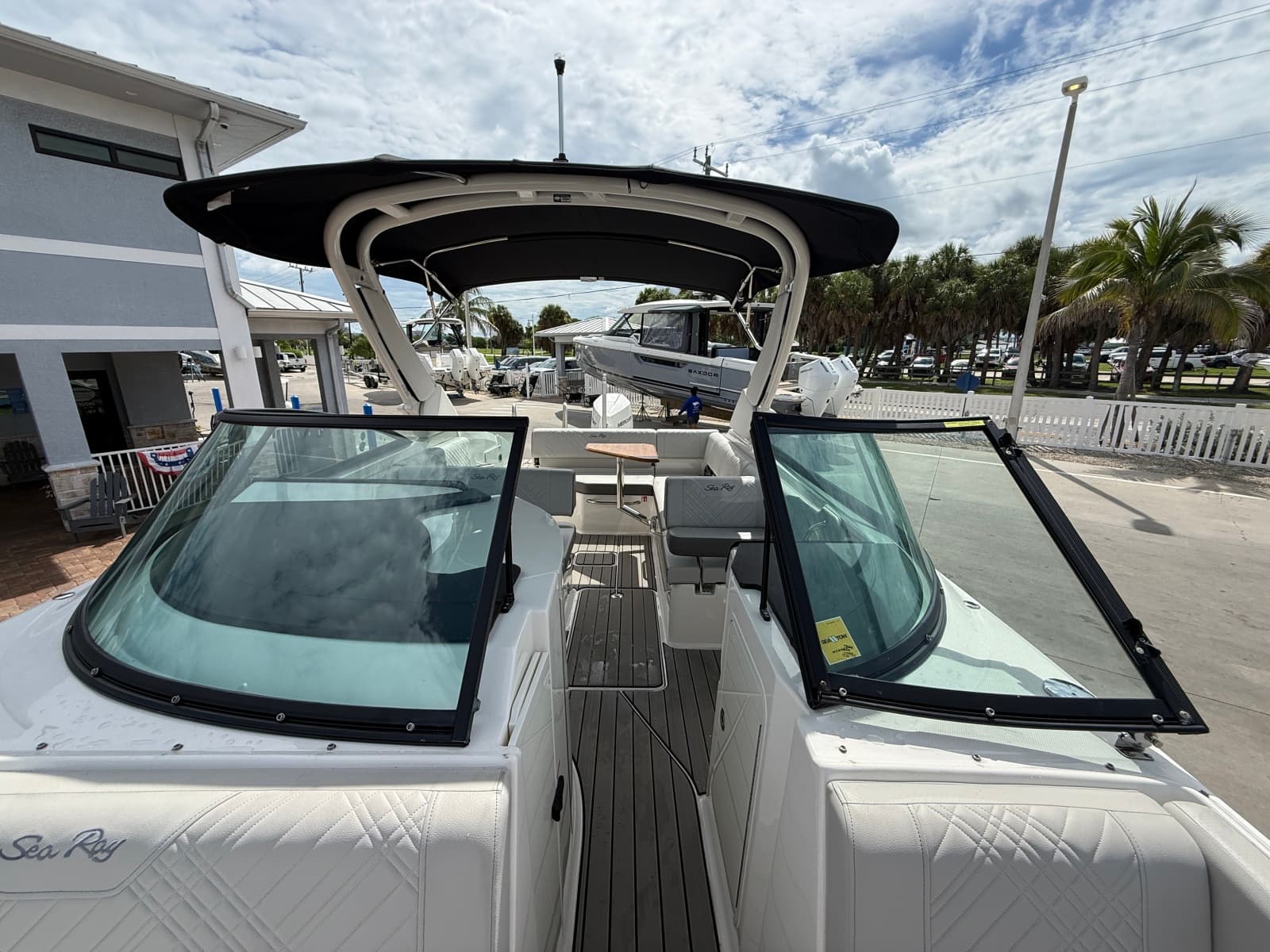2025 Sea Ray SDX 270 Outboard - Photo 19