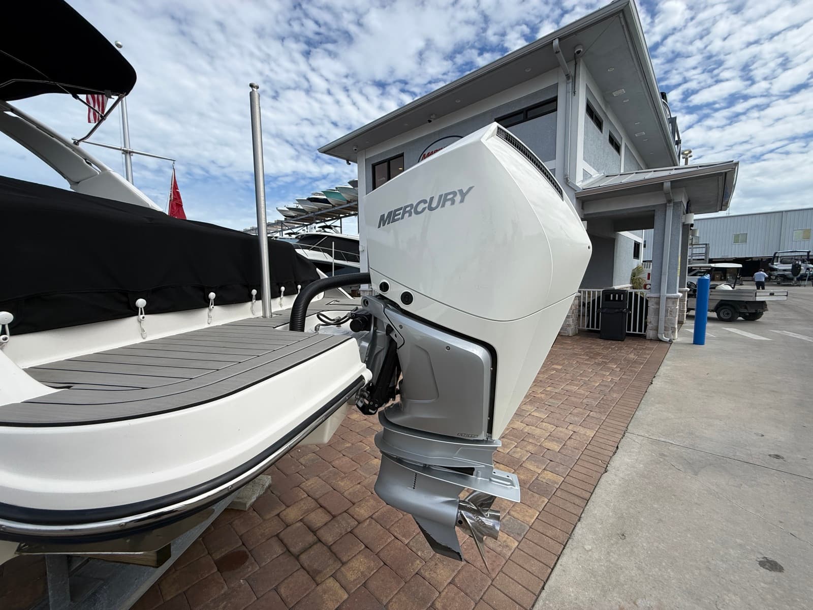 2025 Sea Ray SDX 270 Outboard - Photo 13