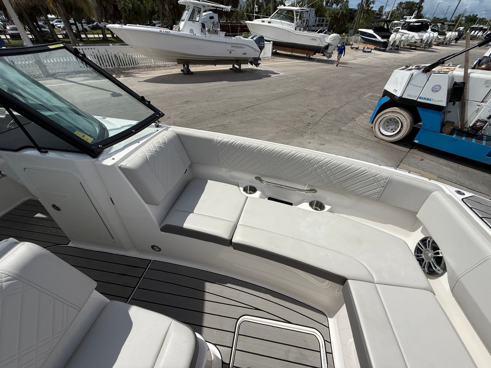 2025 Sea Ray SDX 270 Outboard - Photo 18