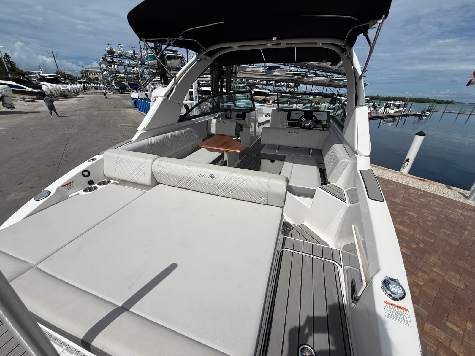 2025 Sea Ray SDX 270 Outboard - Photo 32