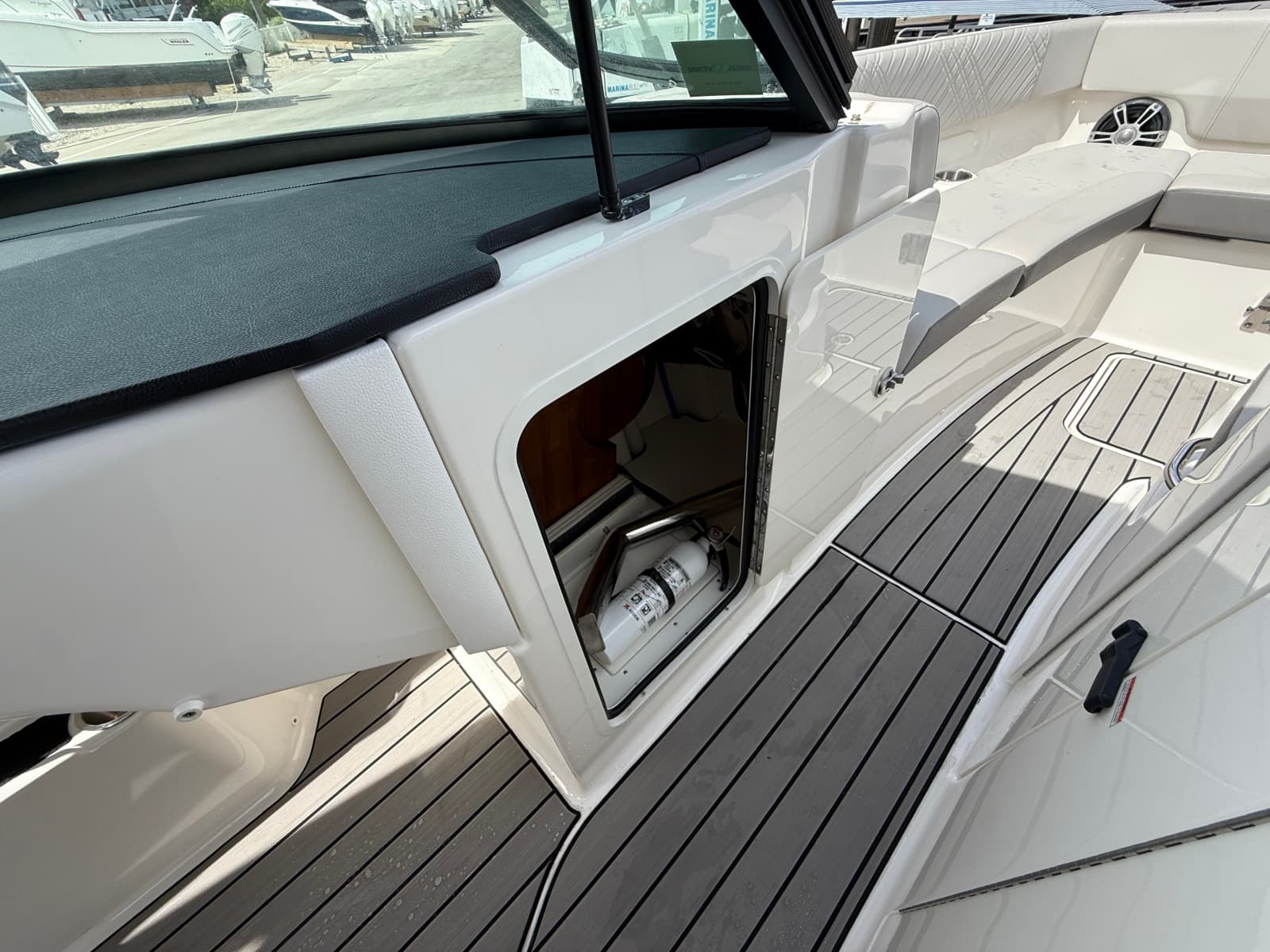 2025 Sea Ray SDX 270 Outboard - Photo 30