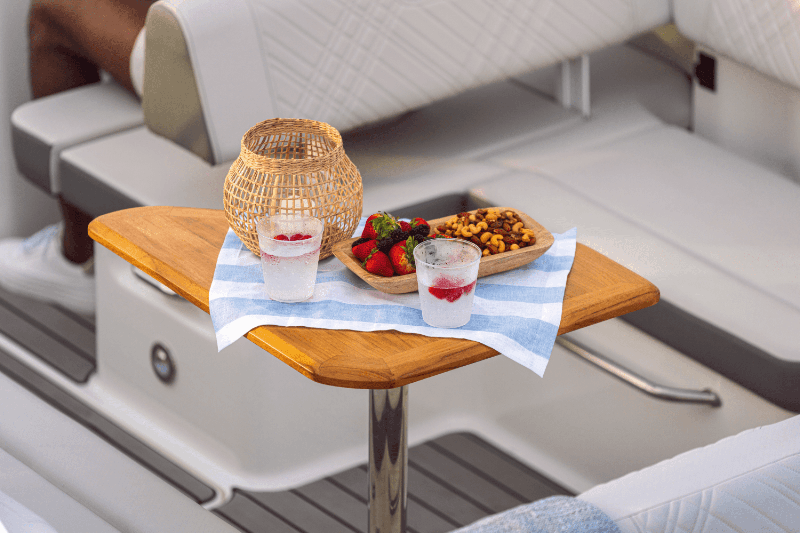2025 Sea Ray SDX 270 Outboard - Photo 18