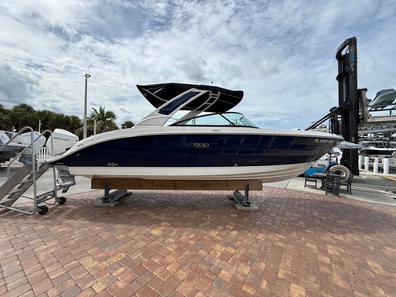 2025 Sea Ray SDX 270 Outboard - Photo 3