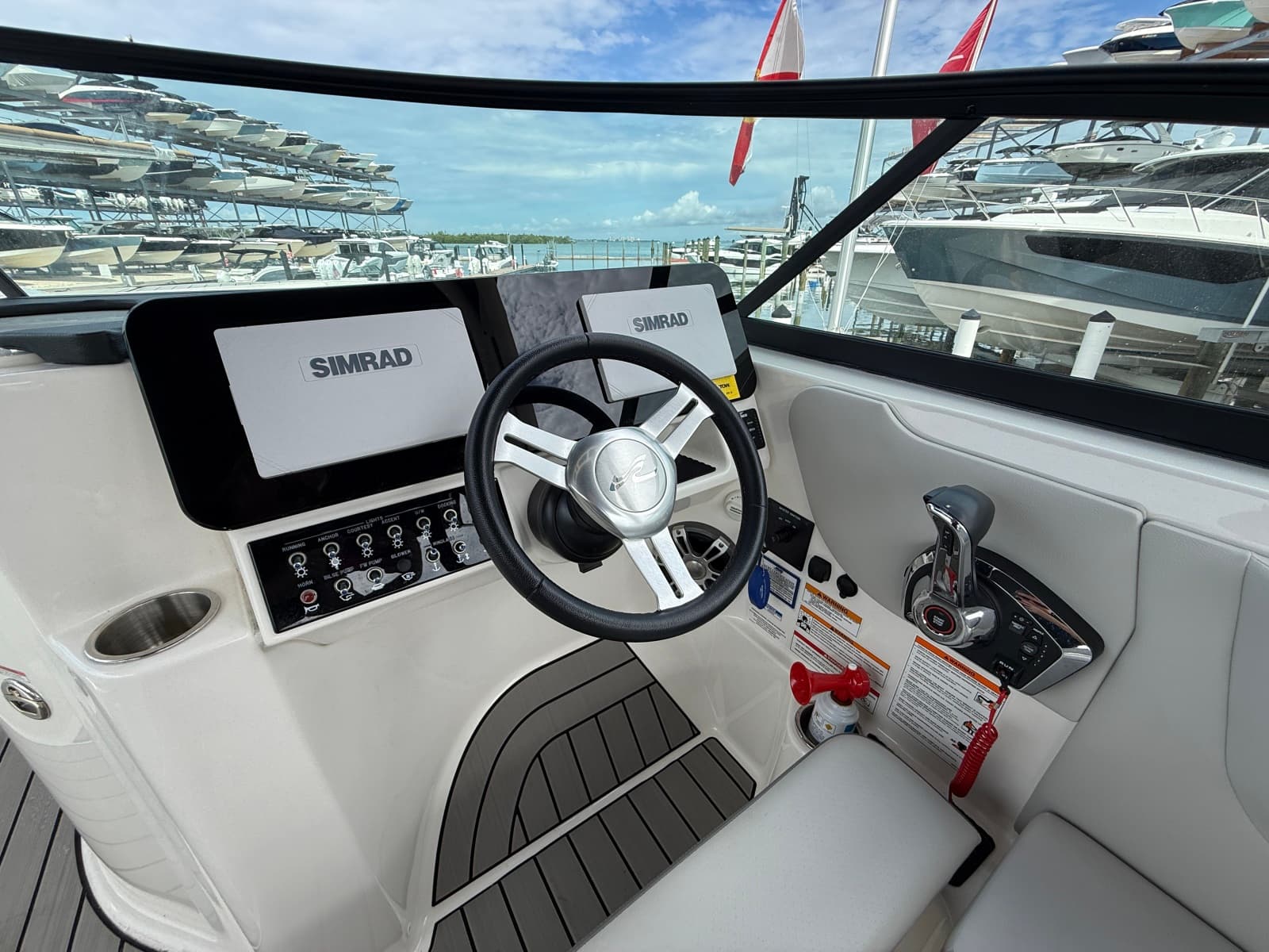 2025 Sea Ray SDX 270 Outboard - Photo 22