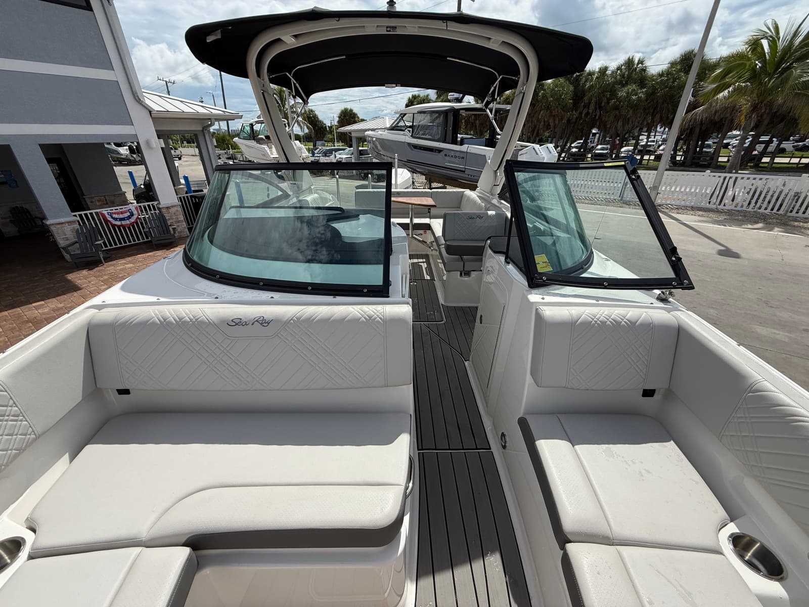 2025 Sea Ray SDX 270 Outboard - Photo 16