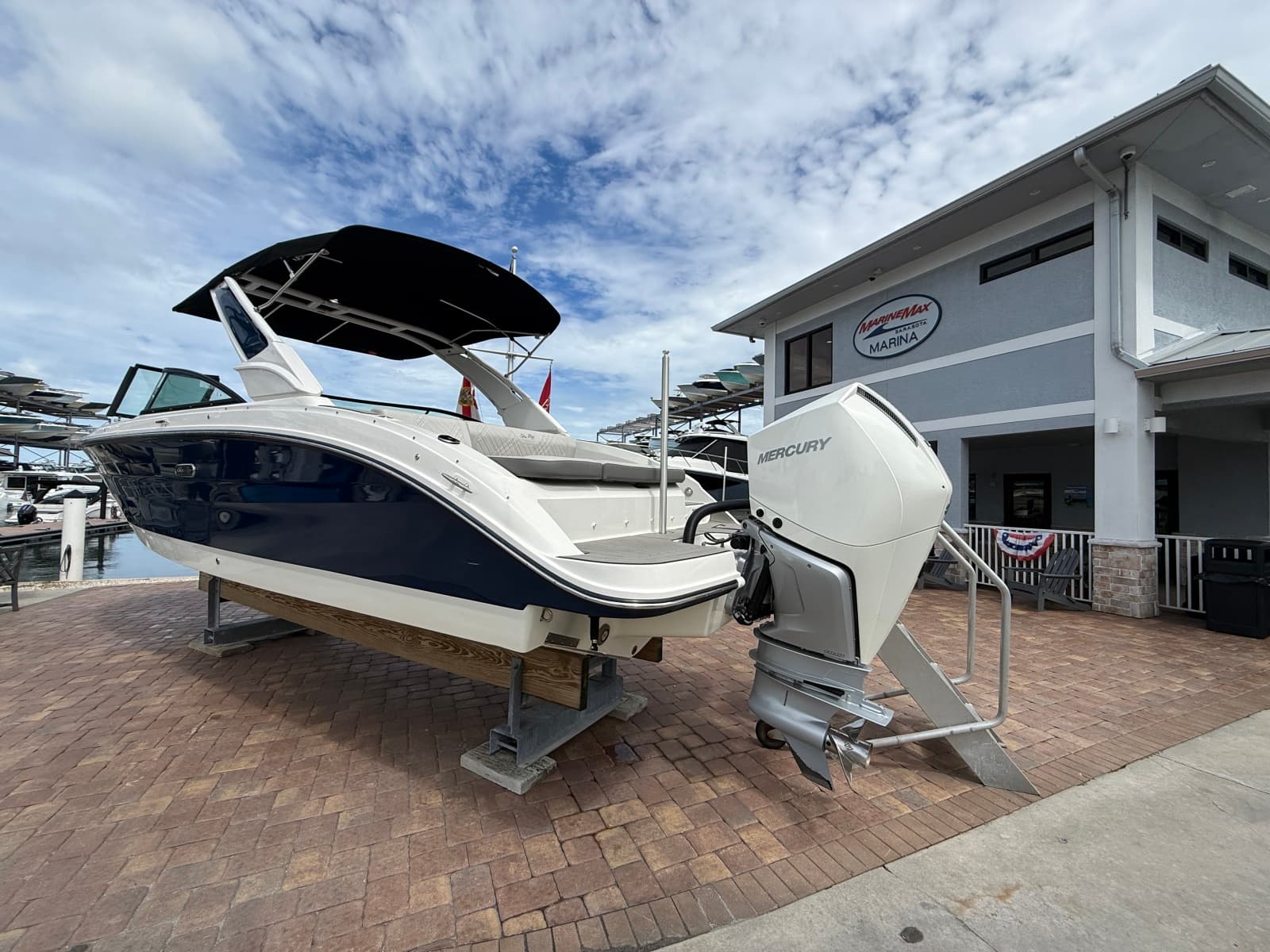 2025 Sea Ray SDX 270 Outboard - Photo 2