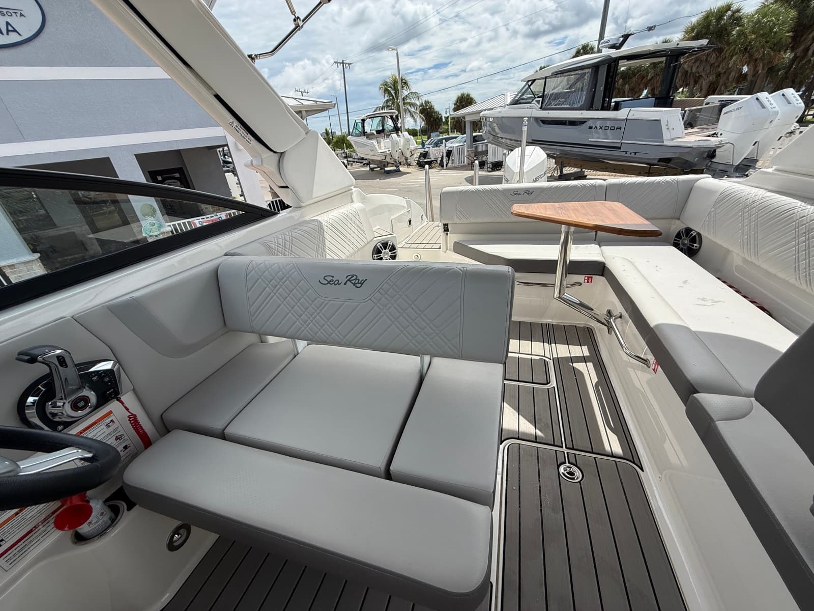 2025 Sea Ray SDX 270 Outboard - Photo 26