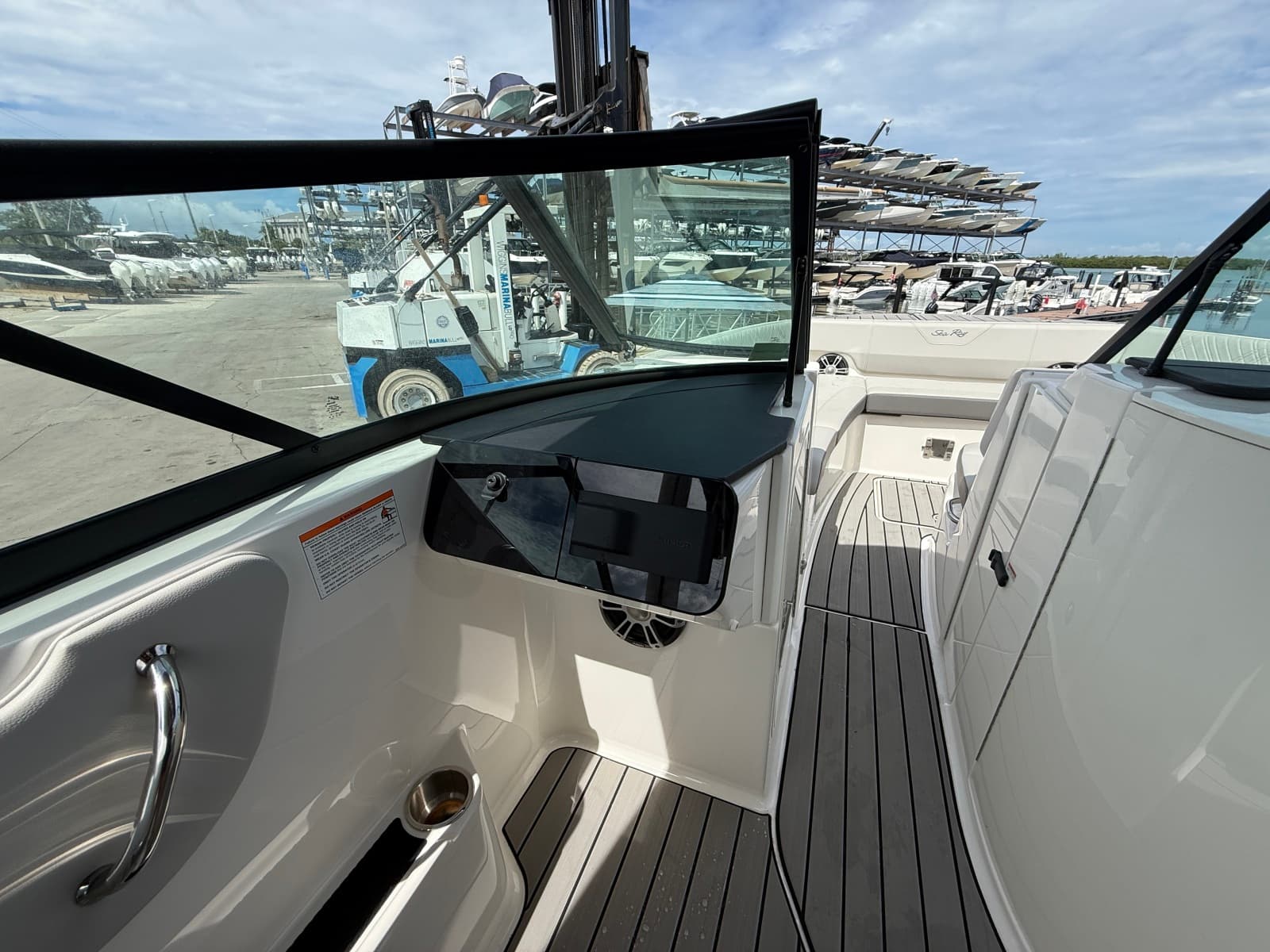 2025 Sea Ray SDX 270 Outboard - Photo 28