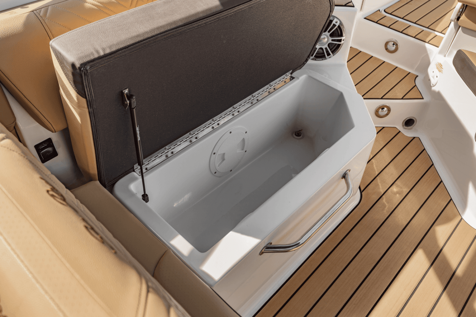 2025 Sea Ray SDX 270 Outboard - Photo 49