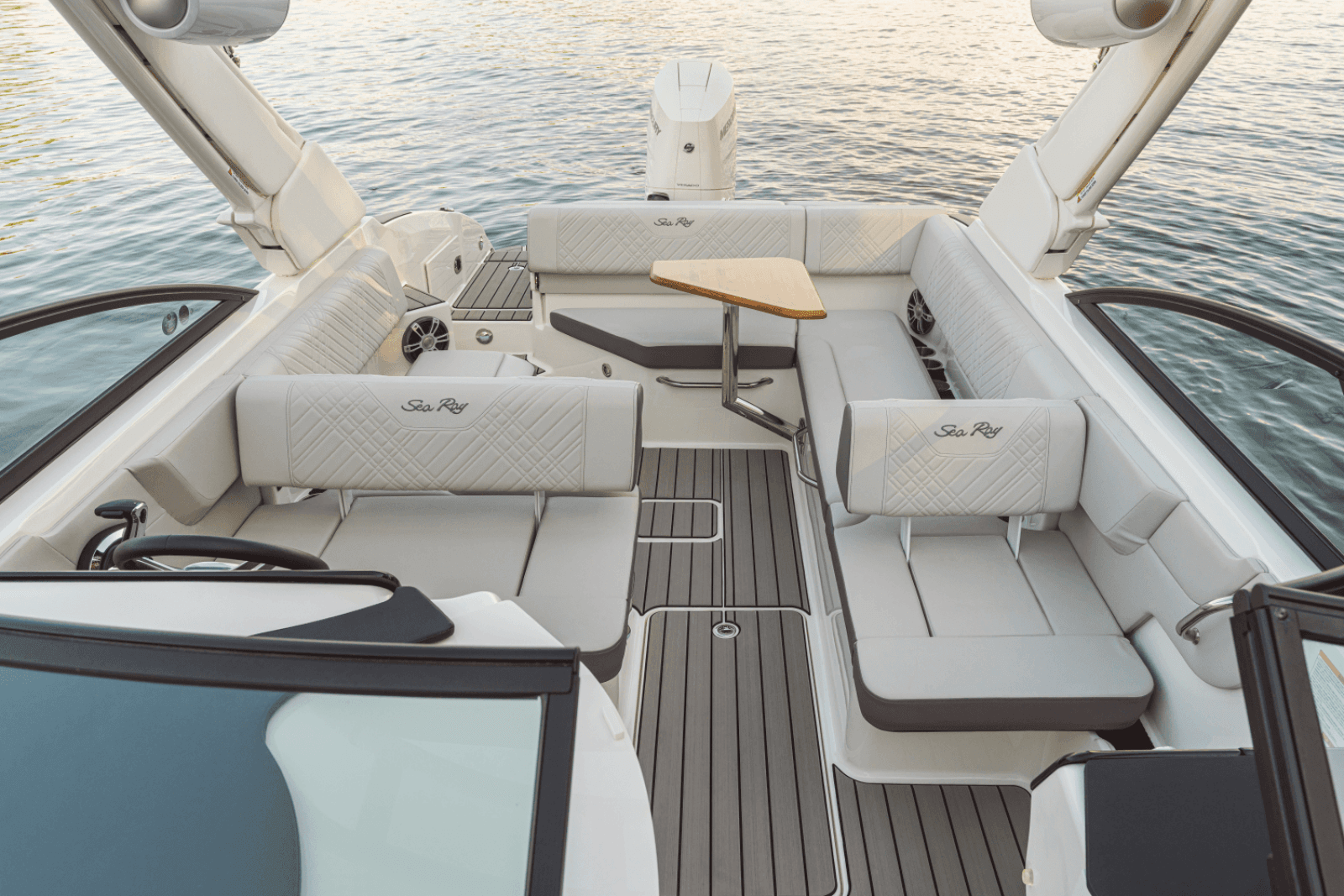 2025 Sea Ray SDX 270 Outboard - Photo 17