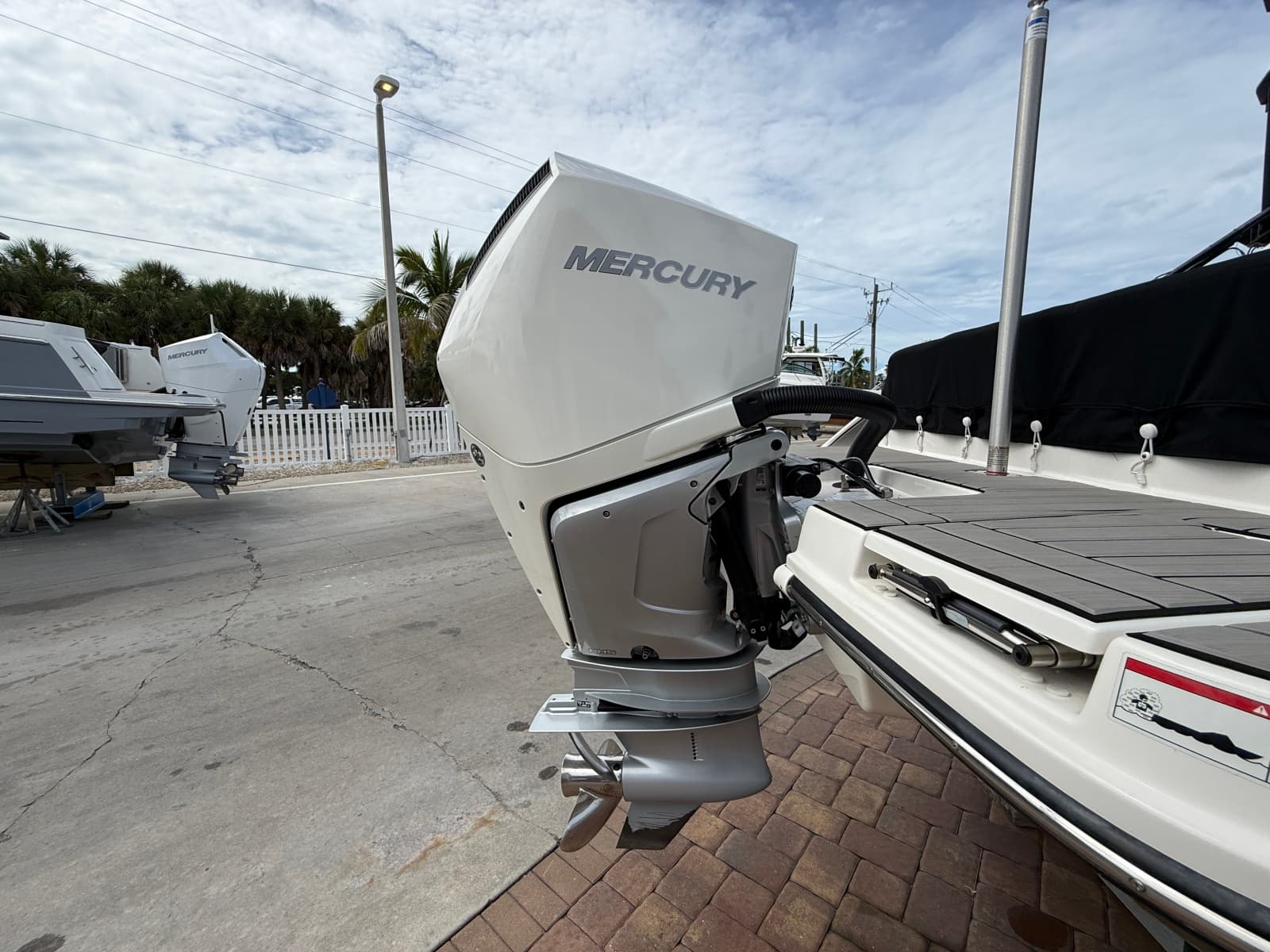 2025 Sea Ray SDX 270 Outboard - Photo 7