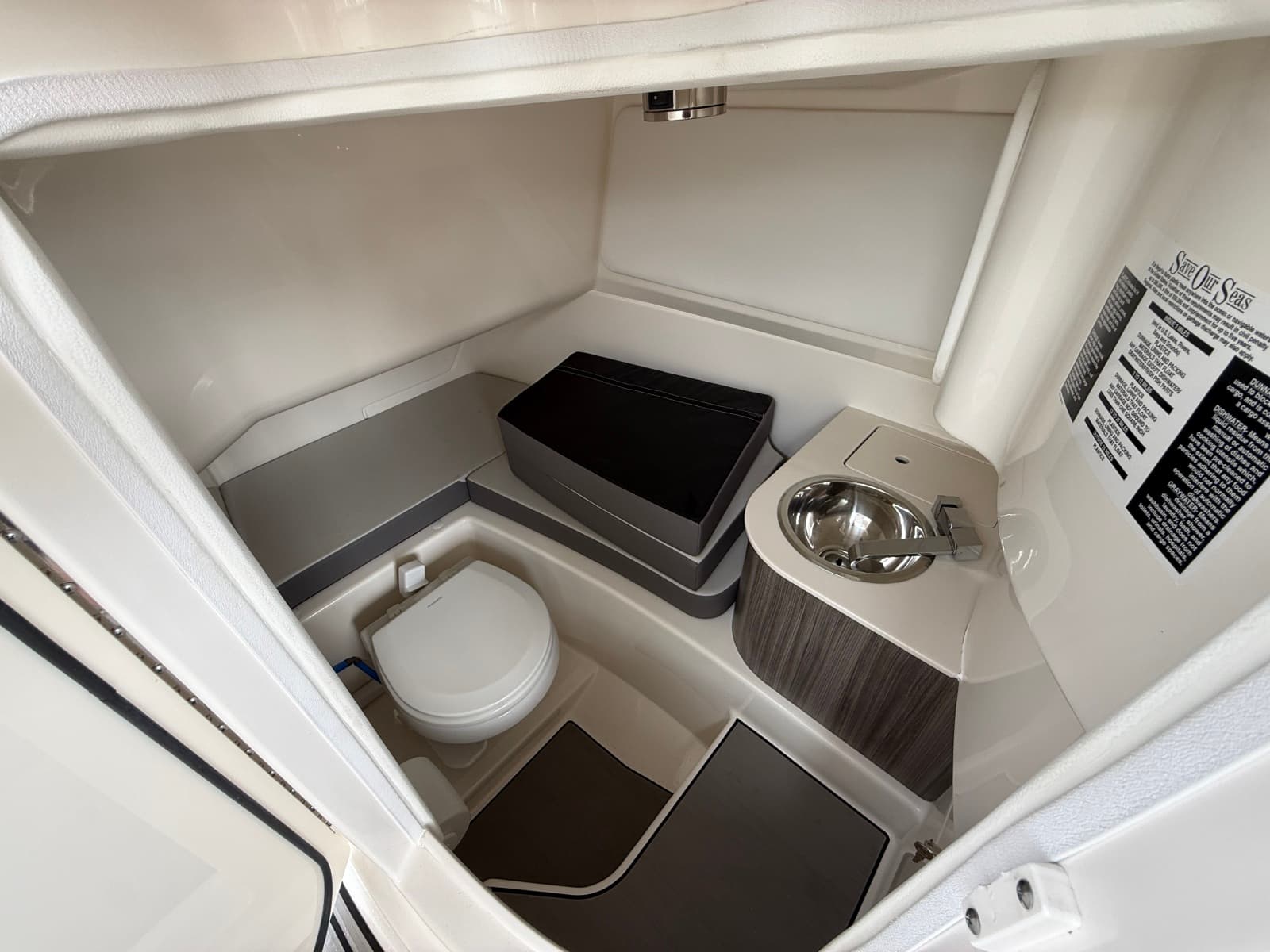 2025 Sea Ray SDX 270 Outboard - Photo 25