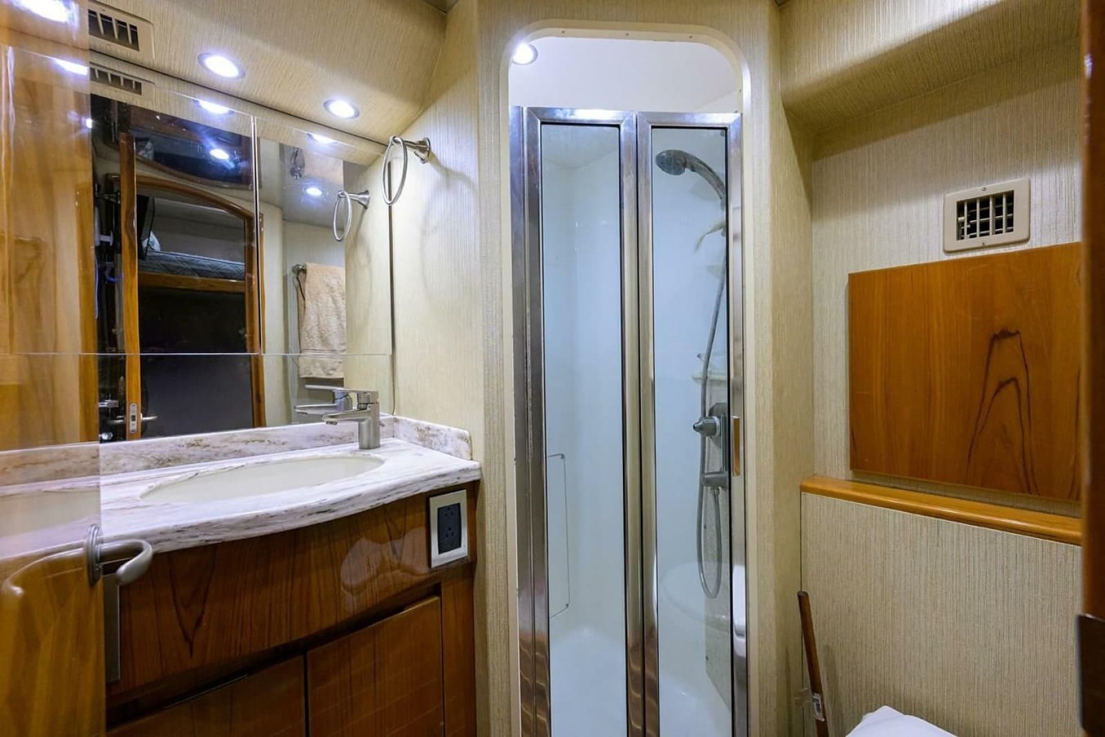 2013 Viking Enclosed Bridge SF 2013 - Photo 20